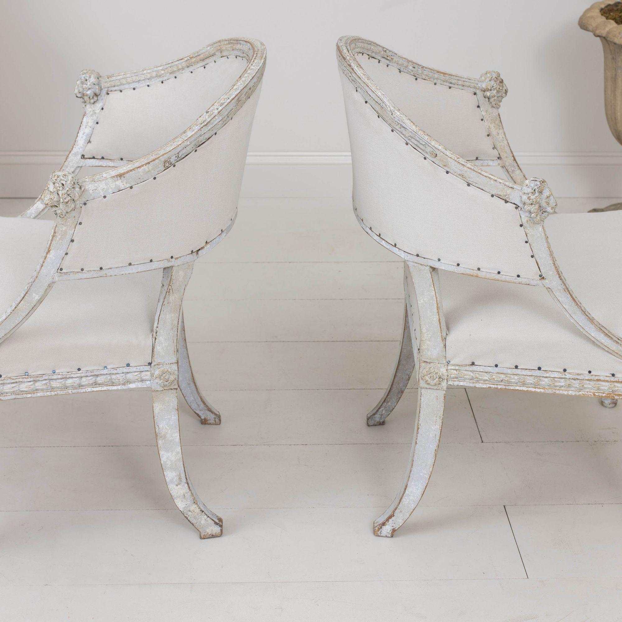 19. Jahrhundert. Paar schwedische gustavianische Sessel mit bemalter Fassrückenlehne und Löwenköpfen (Schwedisch) im Angebot