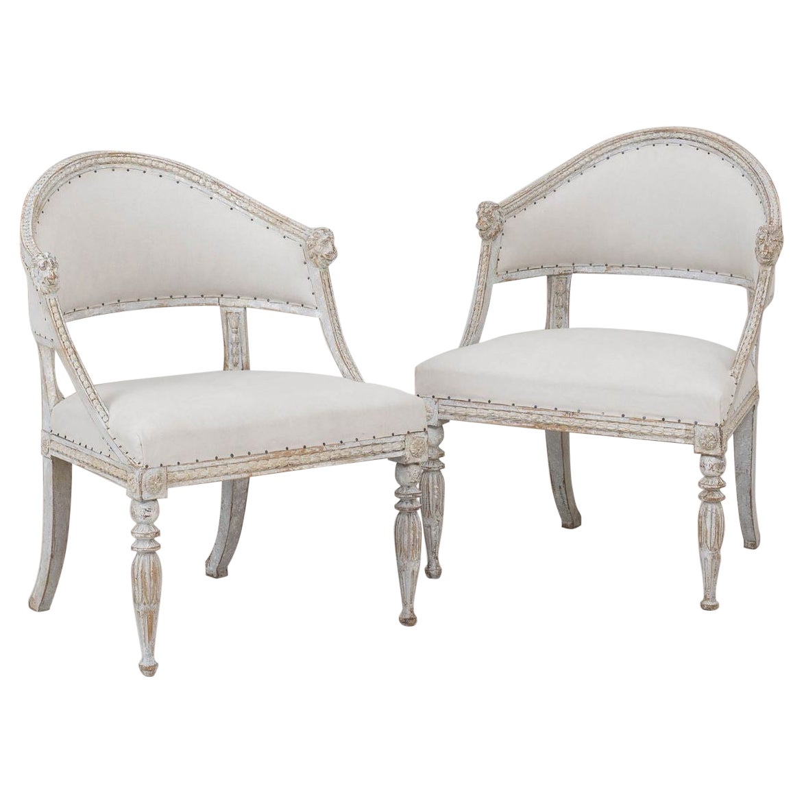 siglo XIX Pareja de Sillones Suecos Gustavianos Pintados con Respaldo de Barril y Cabezas de León en venta