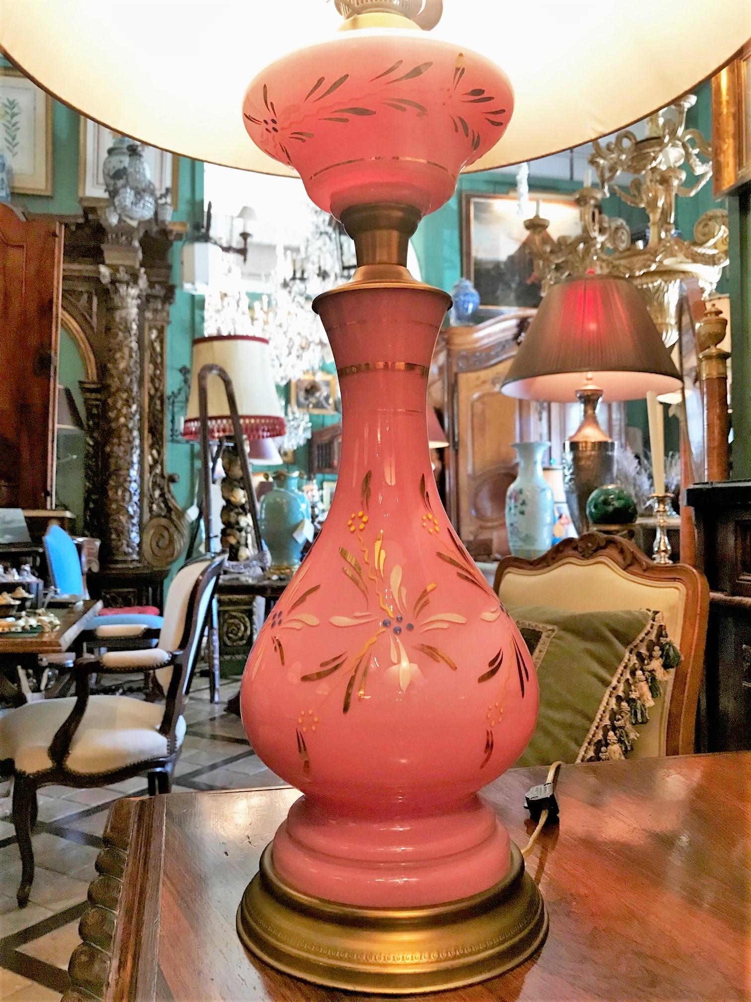 19. Jh. Paar rosa Beistelltischlampen Opalglasvase Nachttisch Lights Antiquitäten im Angebot 3