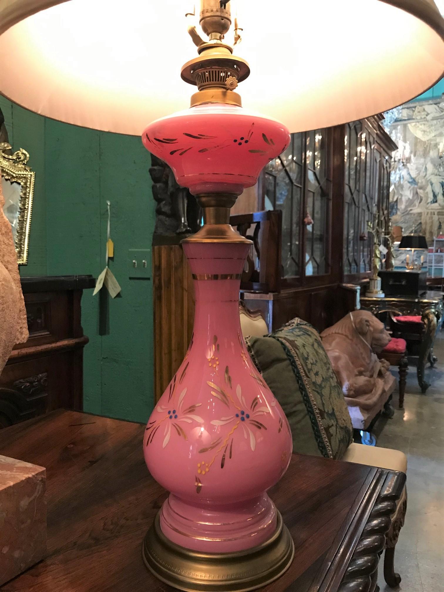 19. Jh. Paar rosa Beistelltischlampen Opalglasvase Nachttisch Lights Antiquitäten im Angebot 4