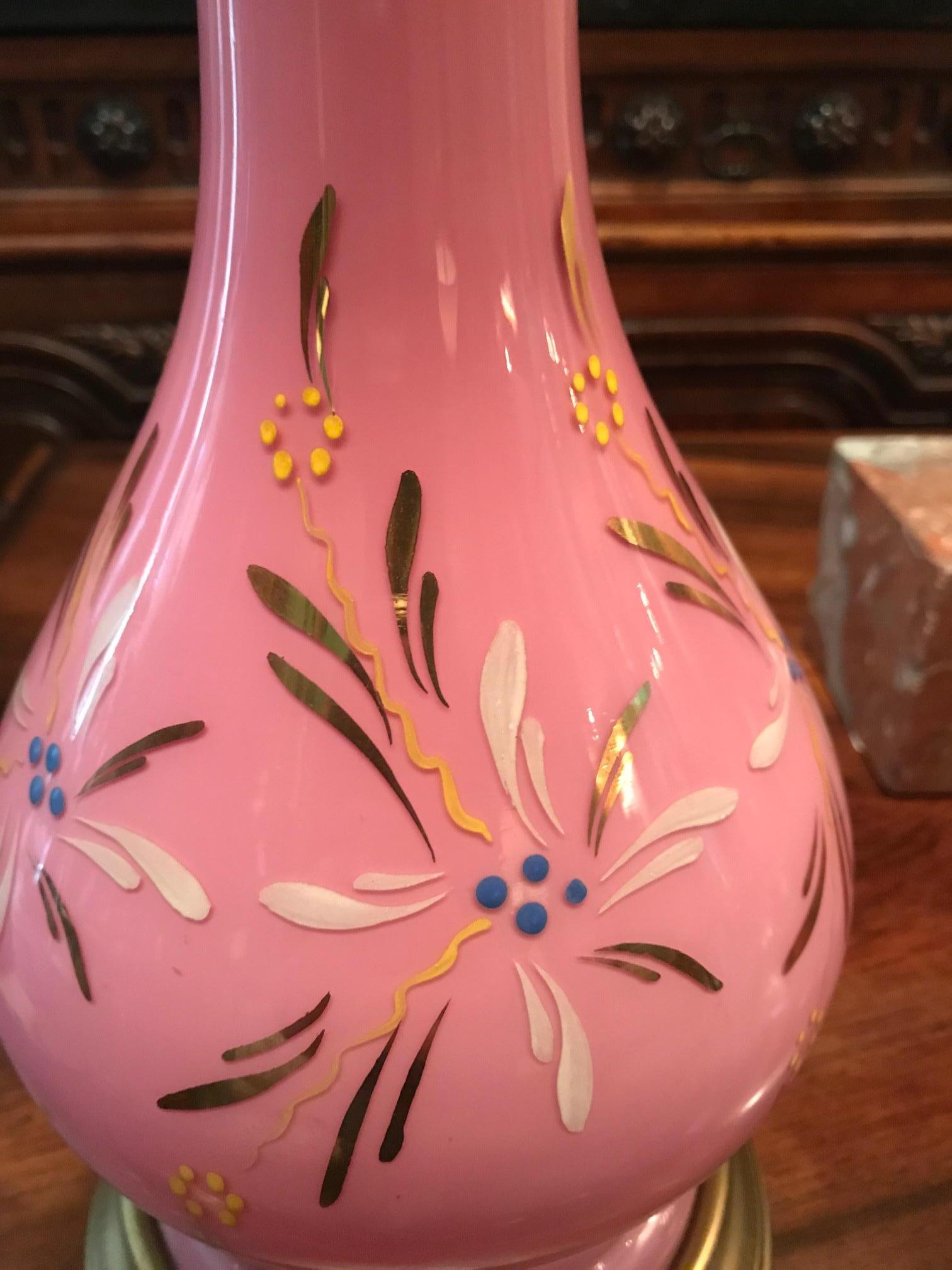 19. Jh. Paar rosa Beistelltischlampen Opalglasvase Nachttisch Lights Antiquitäten im Angebot 6