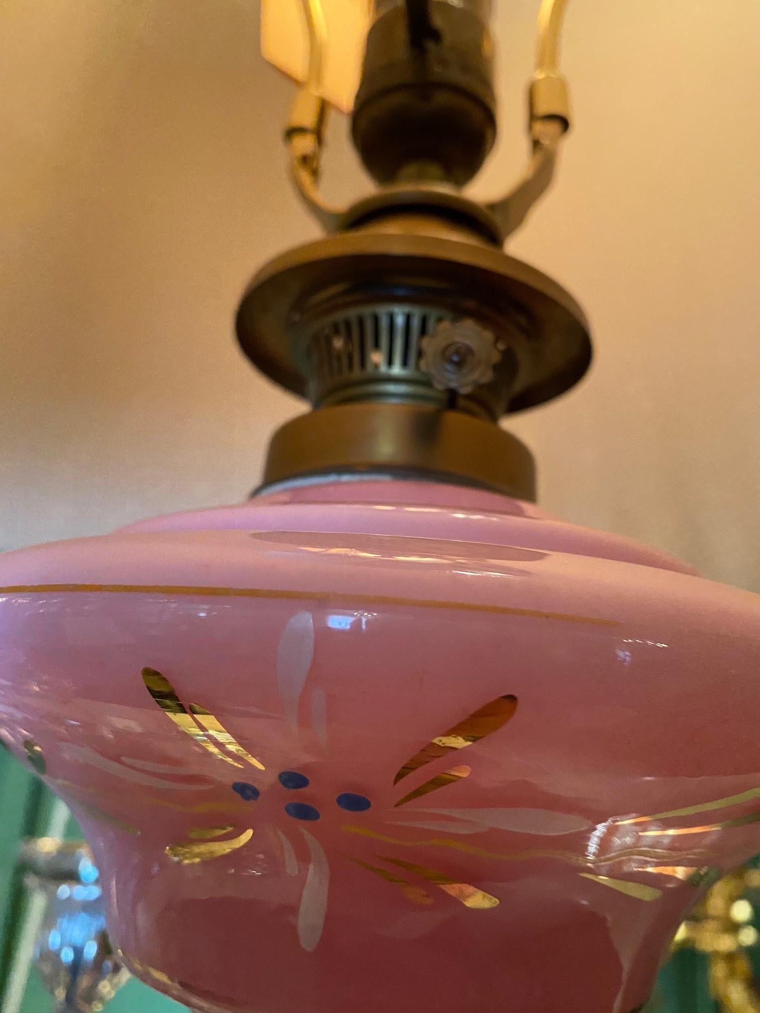 19. Jh. Paar rosa Beistelltischlampen Opalglasvase Nachttisch Lights Antiquitäten im Angebot 9
