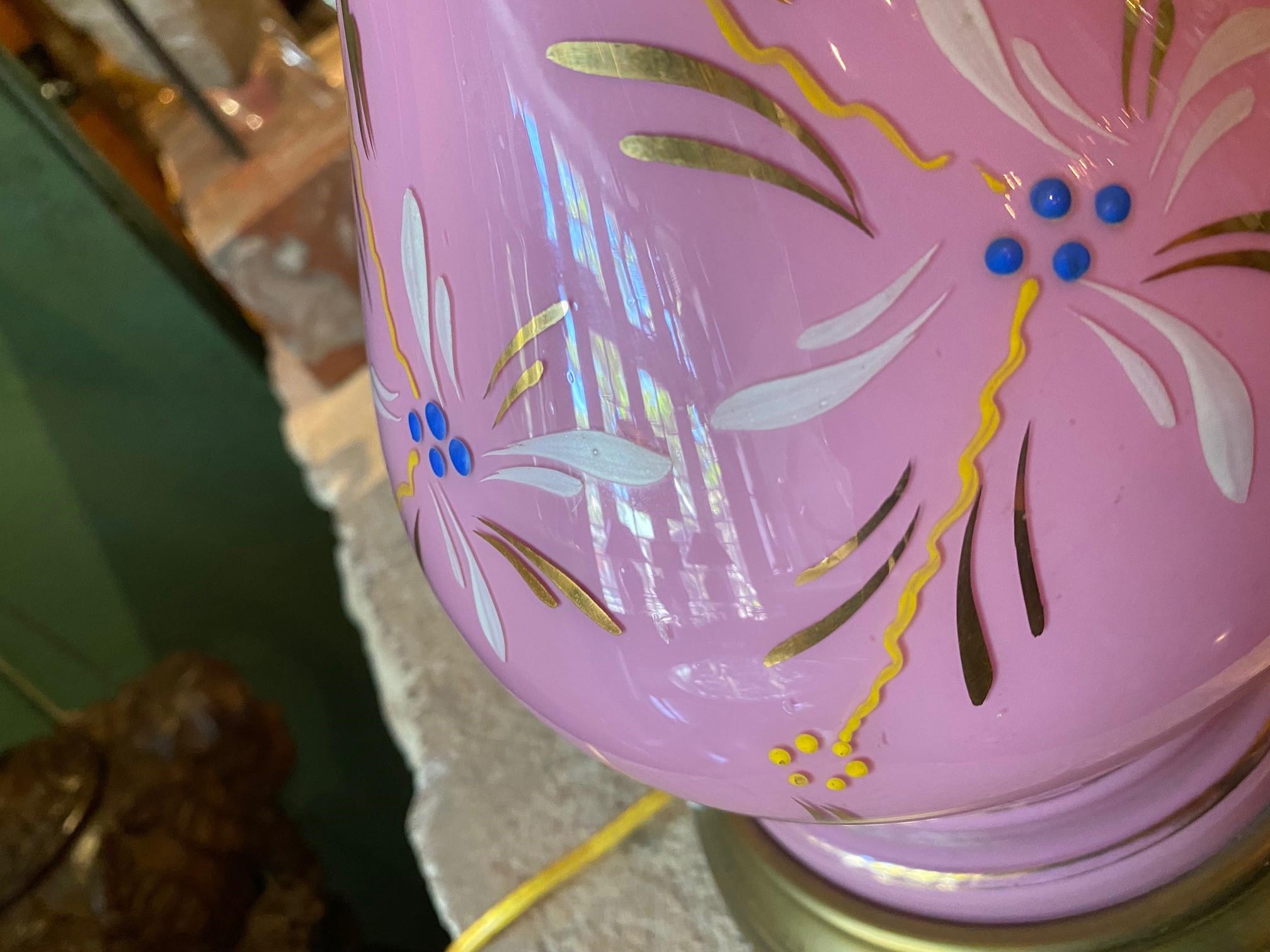 19. Jh. Paar rosa Beistelltischlampen Opalglasvase Nachttisch Lights Antiquitäten im Angebot 12