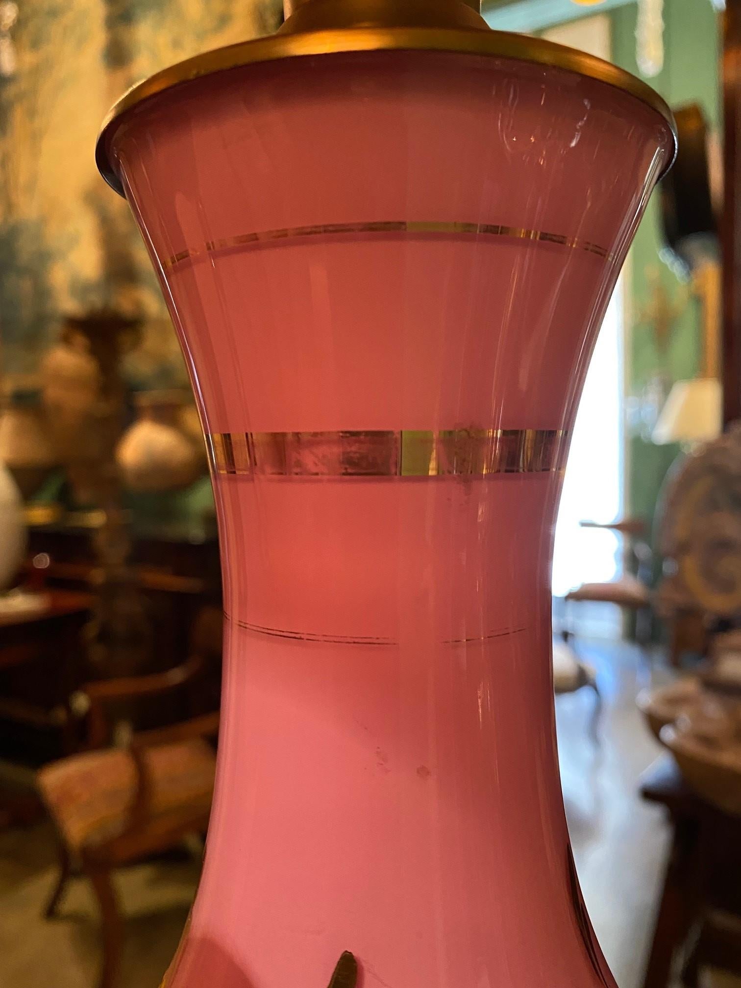 19. Jh. Paar rosa Beistelltischlampen Opalglasvase Nachttisch Lights Antiquitäten im Angebot 13