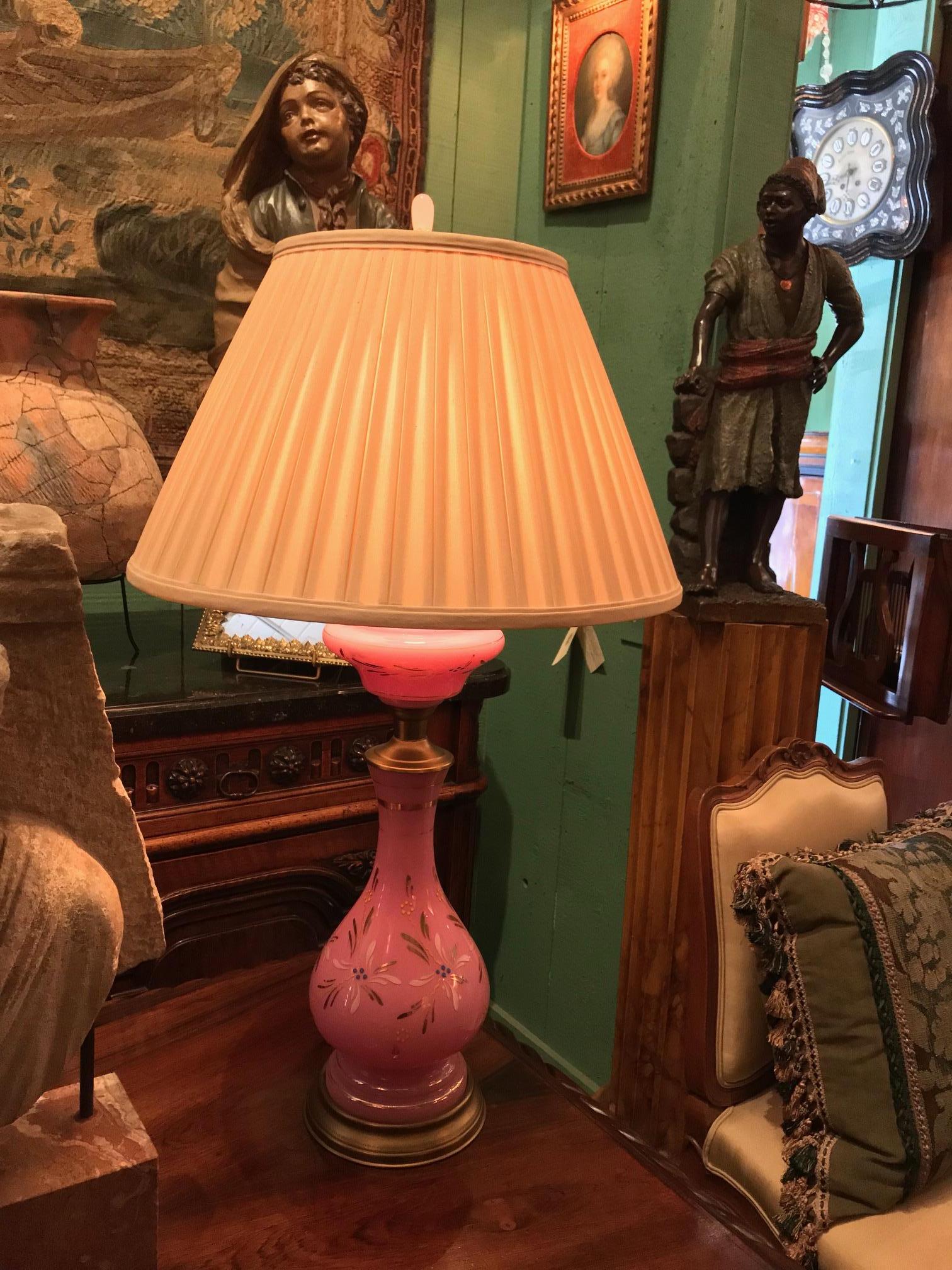 19. Jh. Paar rosa Beistelltischlampen Opalglasvase Nachttisch Lights Antiquitäten (Metall) im Angebot