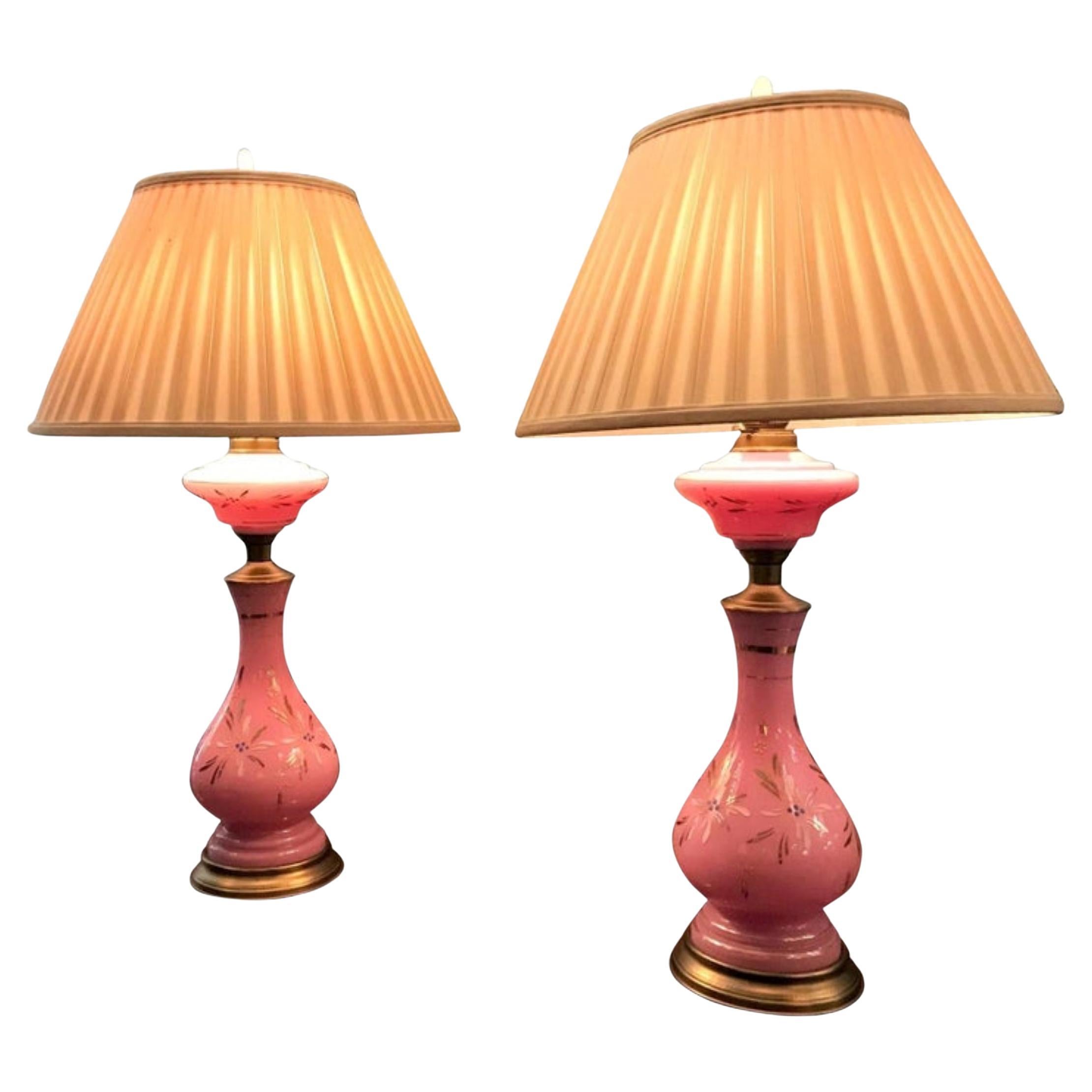 A.I.C. Paire de lampes de table rose Vase en verre opalin Lampes de chevet Antiquités