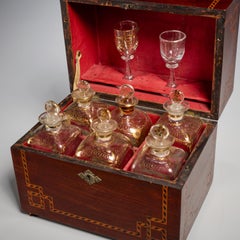 19. Jh. Parkett und Mahagoni Cave À Liqueur, 6 verzierte Dekanter, 2 Gläser