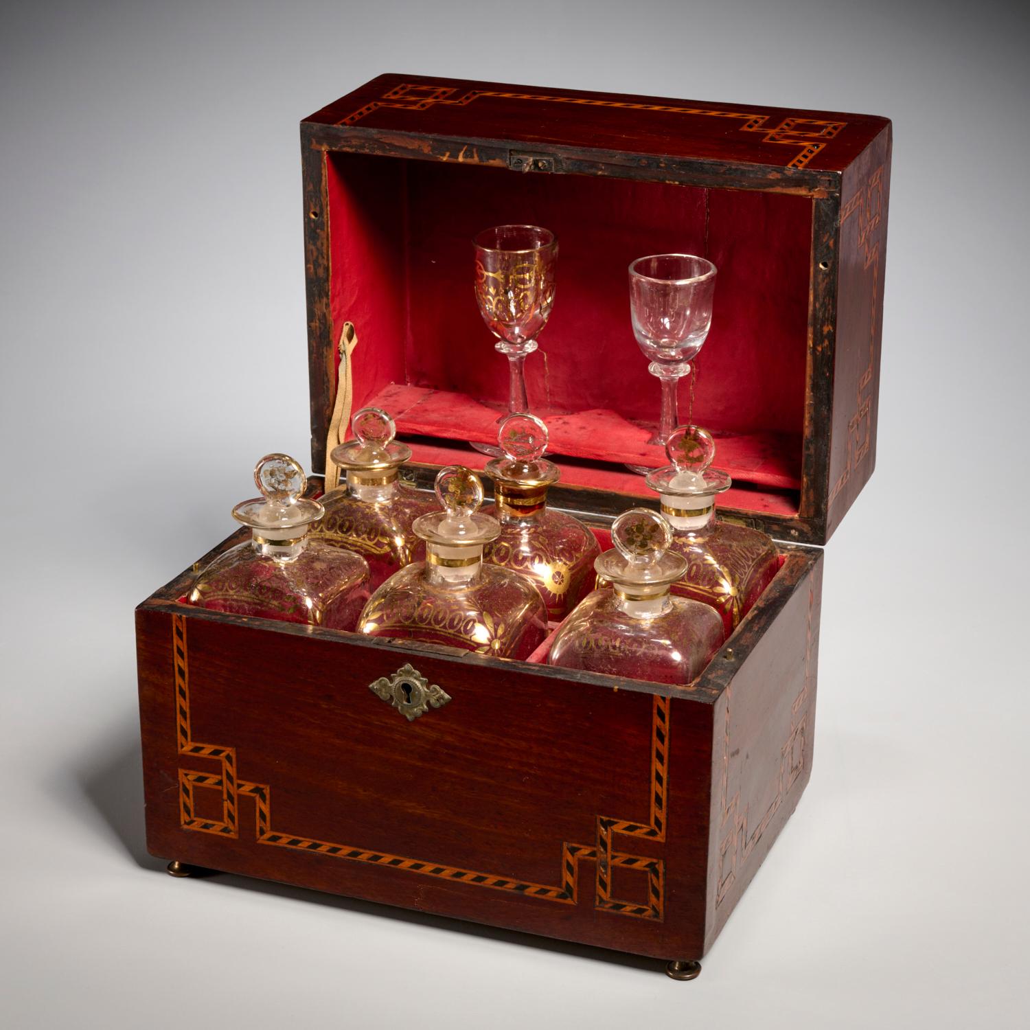 Cave À Liqueur de Parquetería y Caoba del S. XIX, 6 Decantadores Decorados, 2 Copas en venta 2