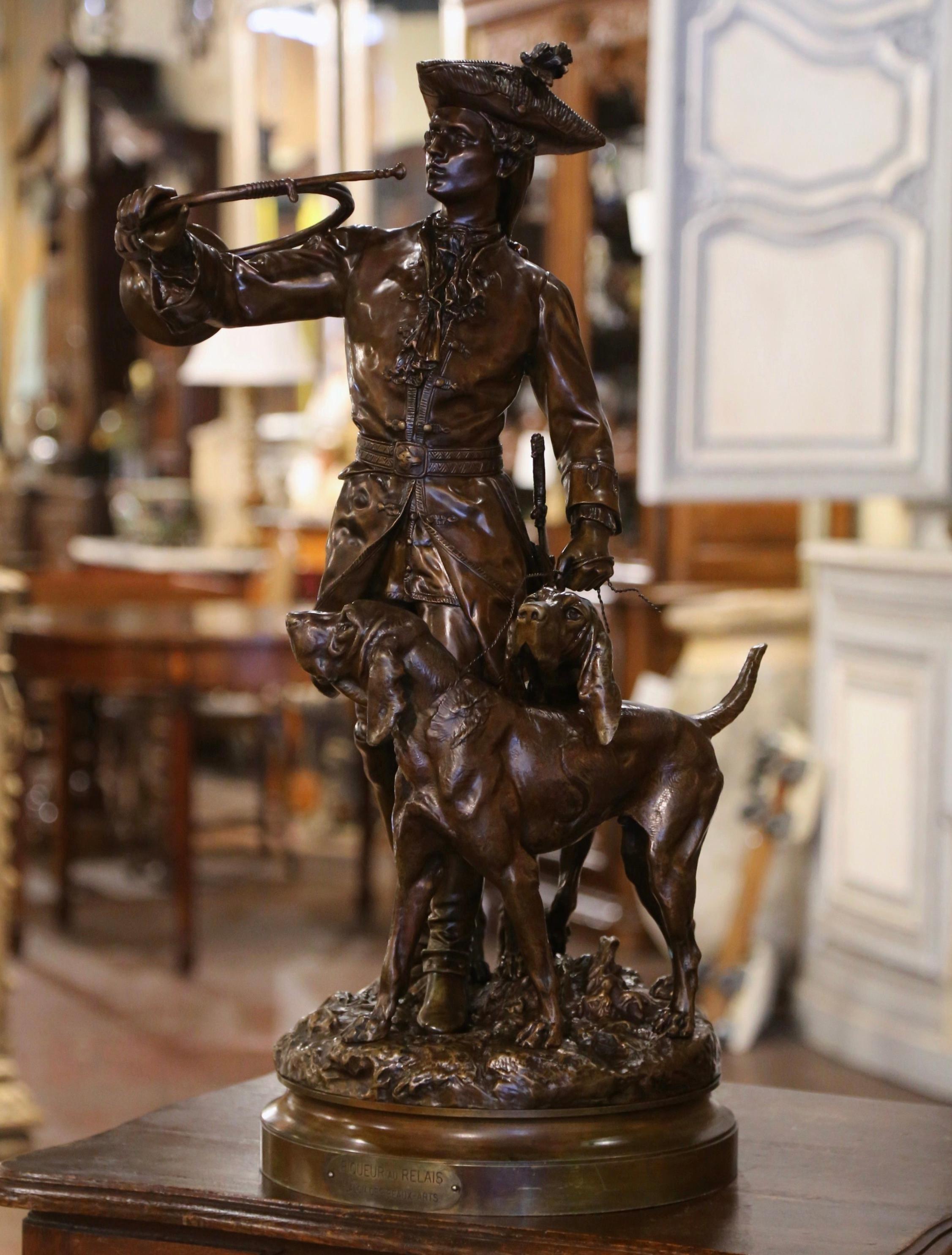 Arreda l'ufficio di un uomo o la casa di caccia con questa elegante composizione in bronzo antico. Intitolata 