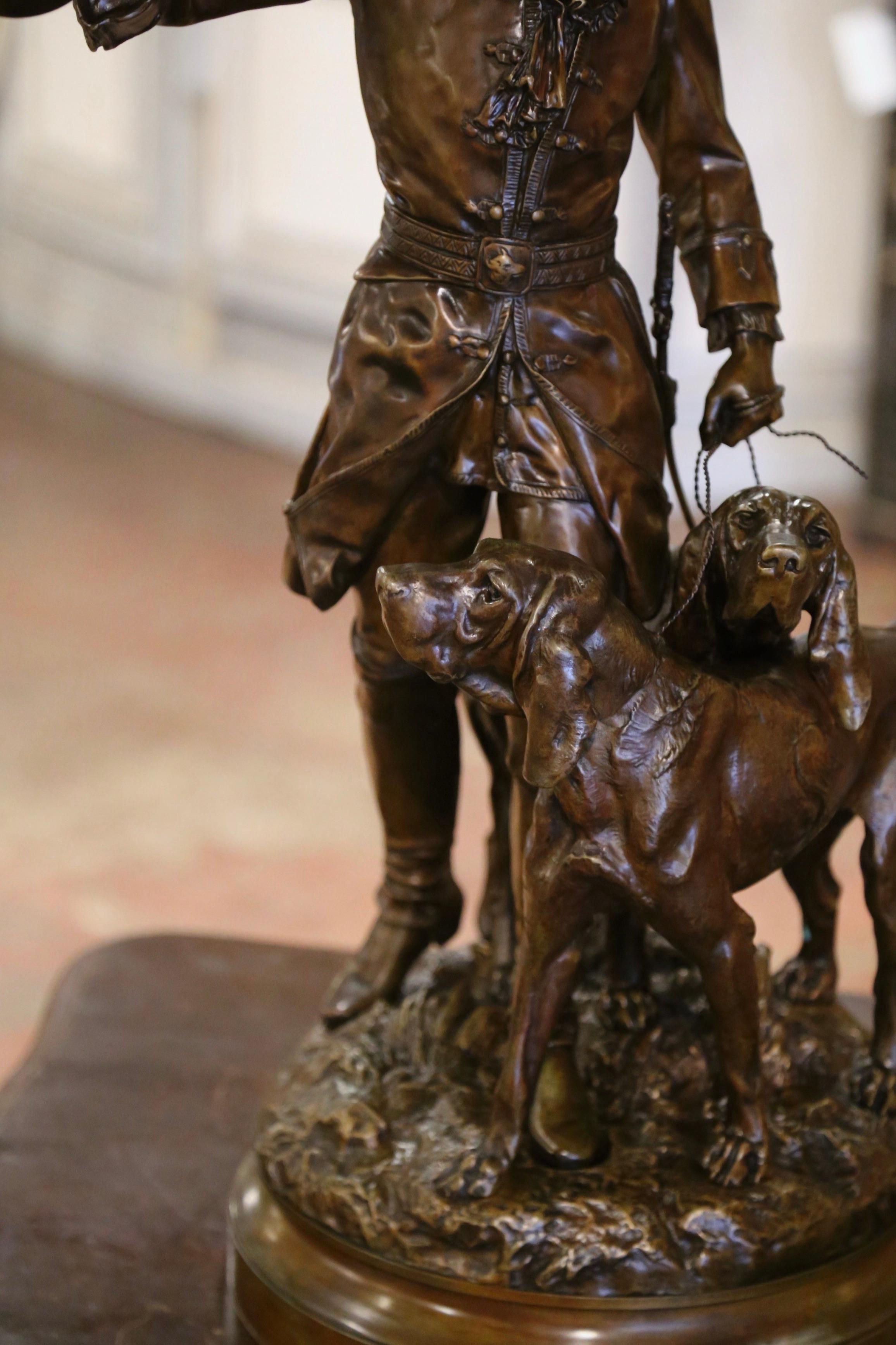 Fatto a mano Composizione di cani e cacciatori in bronzo patinato del XIX secolo, firmata H. H. C. in vendita