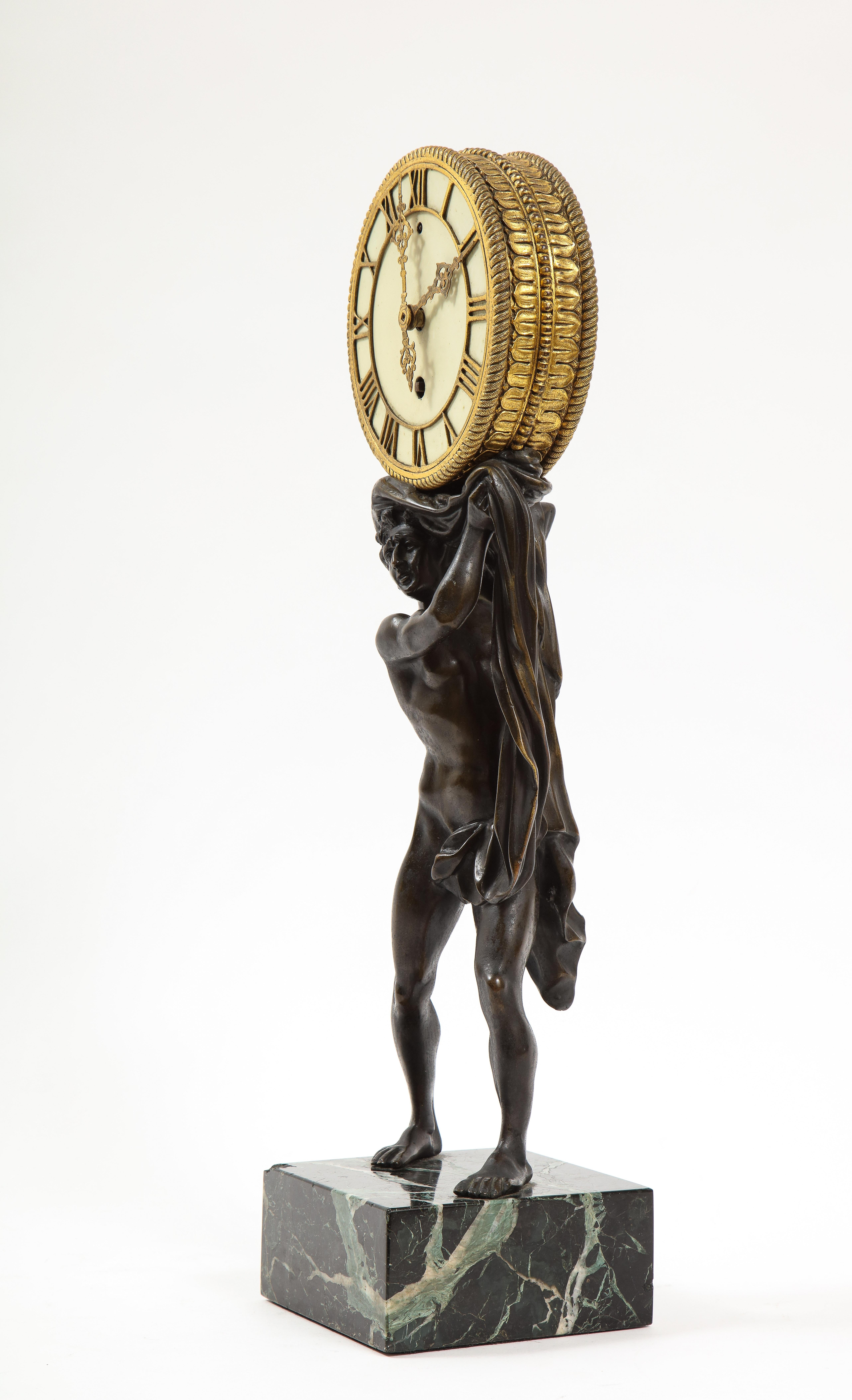 Meraviglioso orologio di Ercole in bronzo patinato e dorato del XIX secolo firmato Caldwell con supporto in marmo.  L'orologio presenta un quadrante con numeri romani in ormolu e uno sfondo color crema.  L'orologio è sorretto da una fantastica