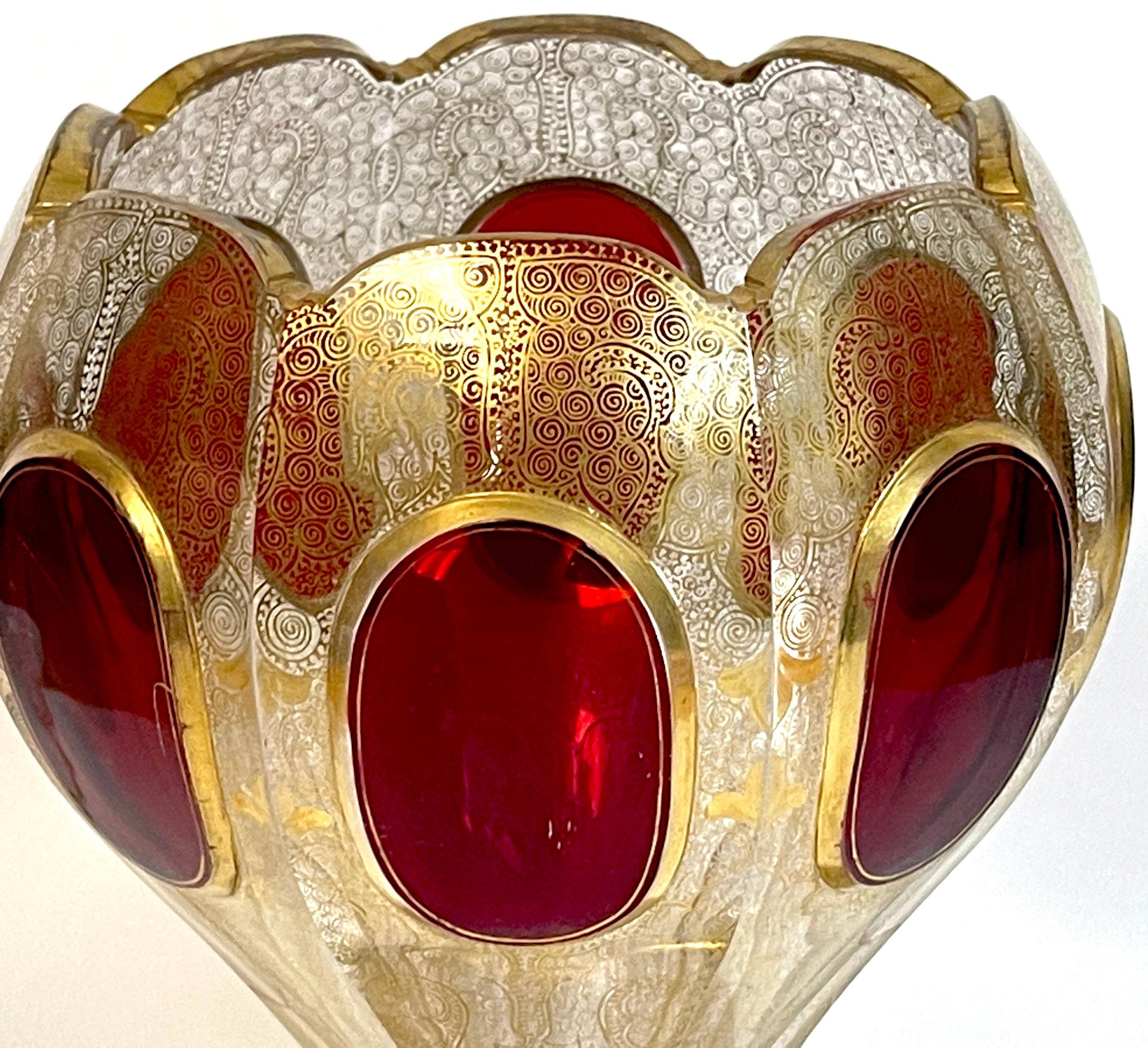 Vase aus vergoldeter Emaille und Rubin im persischen Stil des 19. Jahrhunderts, signiert (Europäisch) im Angebot