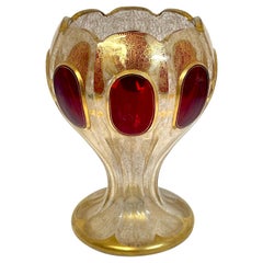 Jarrón de estilo persa del s. XIX con esmalte dorado y joyas de rubí, firmado