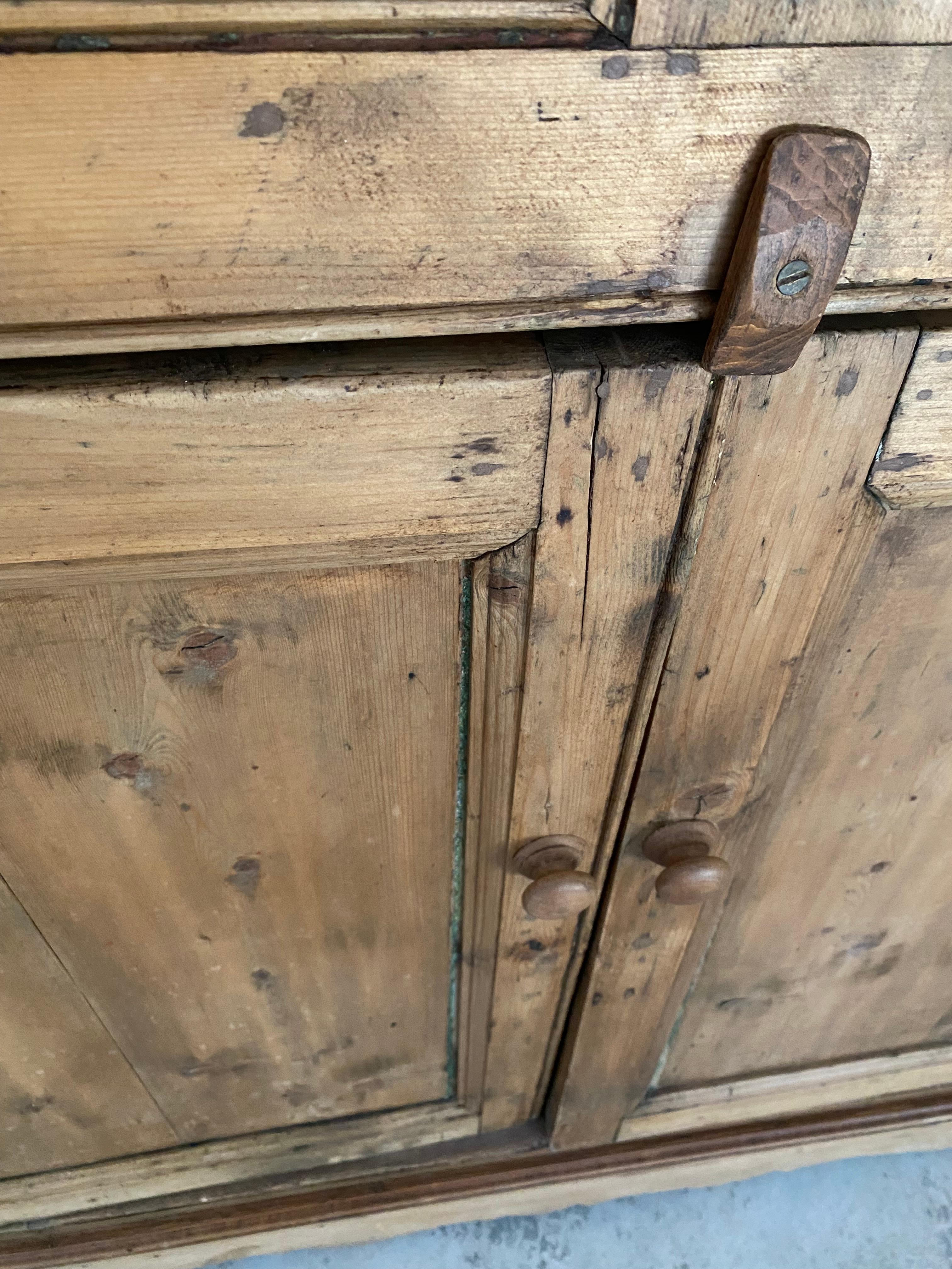 Kiefernholzschrank mit gewelltem Glas aus dem 19. im Angebot 9