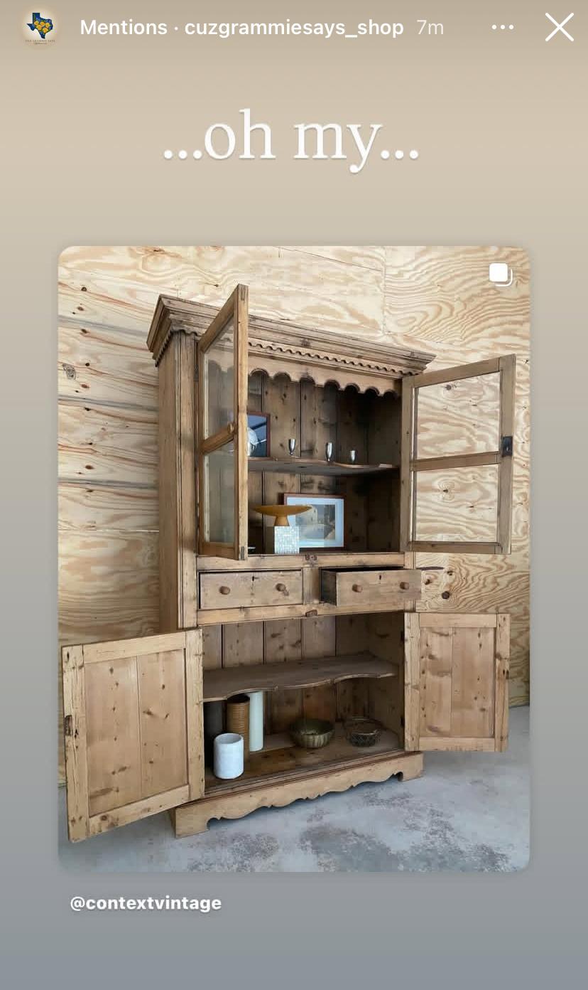 Kiefernholzschrank mit gewelltem Glas aus dem 19. (19. Jahrhundert) im Angebot