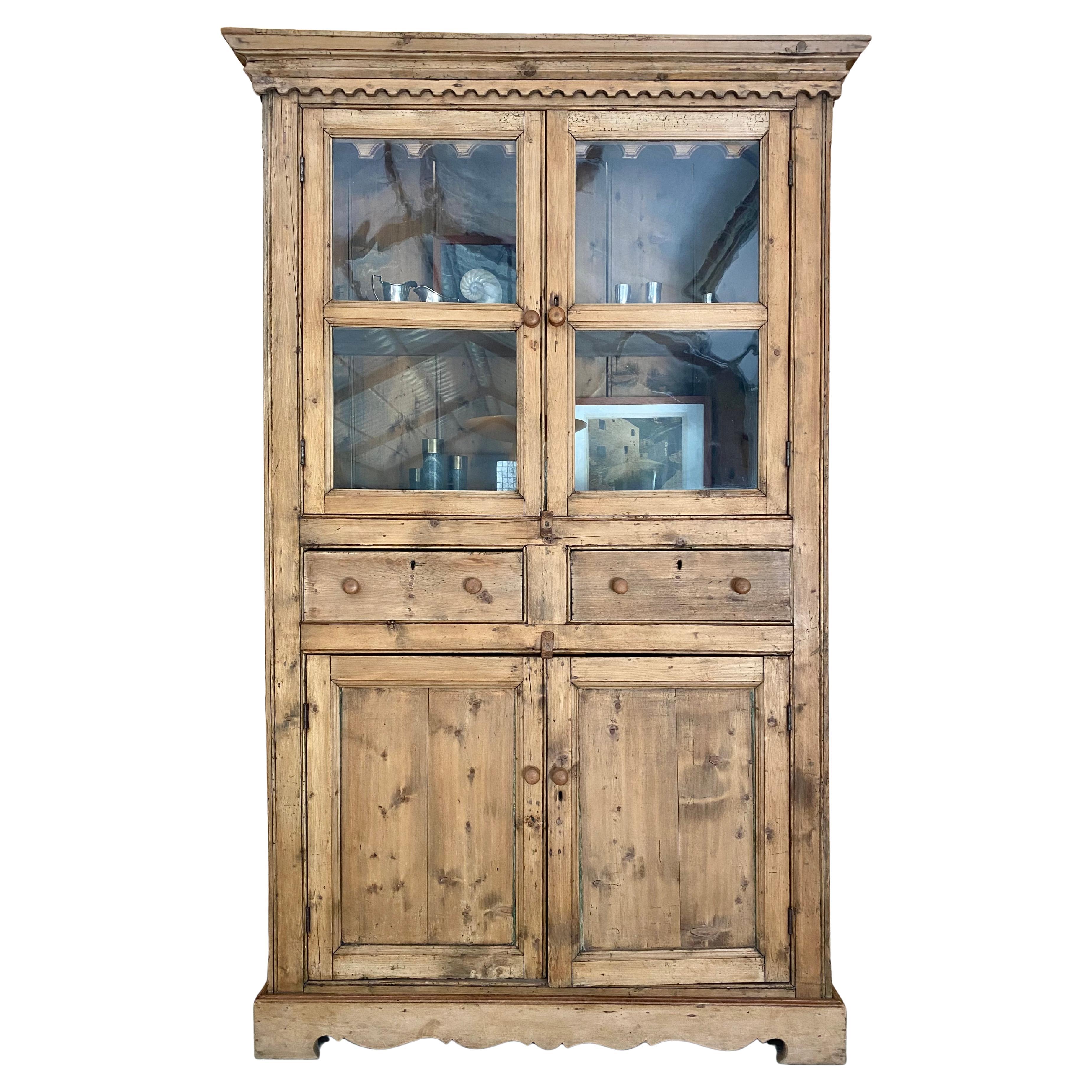 Kiefernholzschrank mit gewelltem Glas aus dem 19.