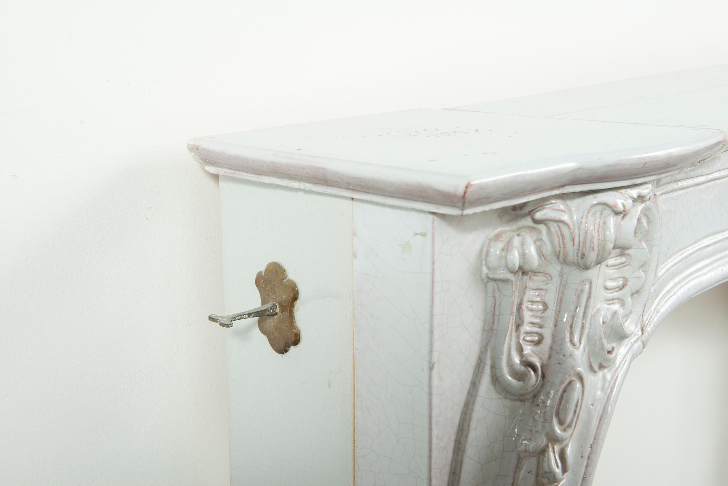 19. Jahrhundert Französischer Rokoko-Kamin aus Porzellan im Angebot 5