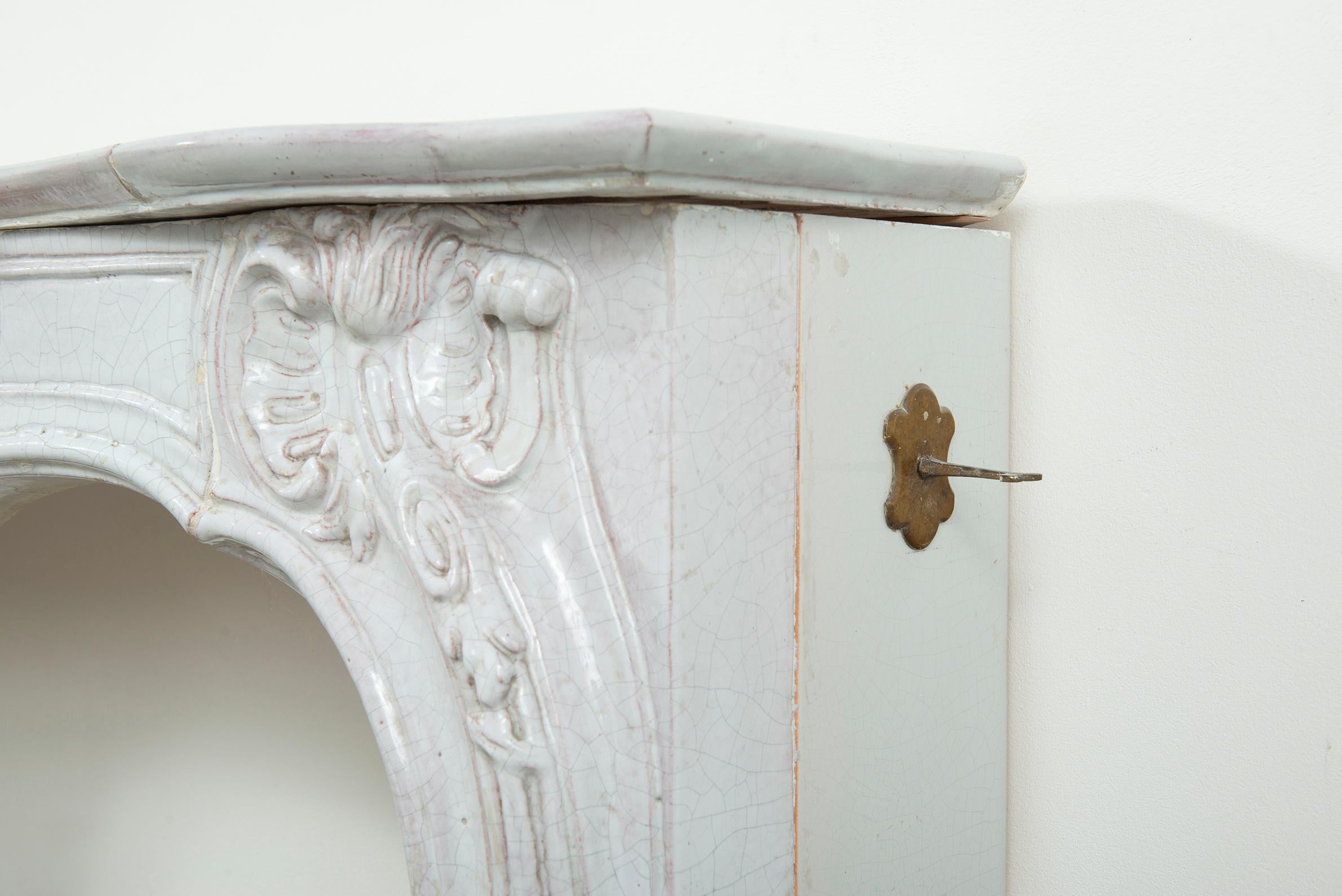 19. Jahrhundert Französischer Rokoko-Kamin aus Porzellan im Angebot 13