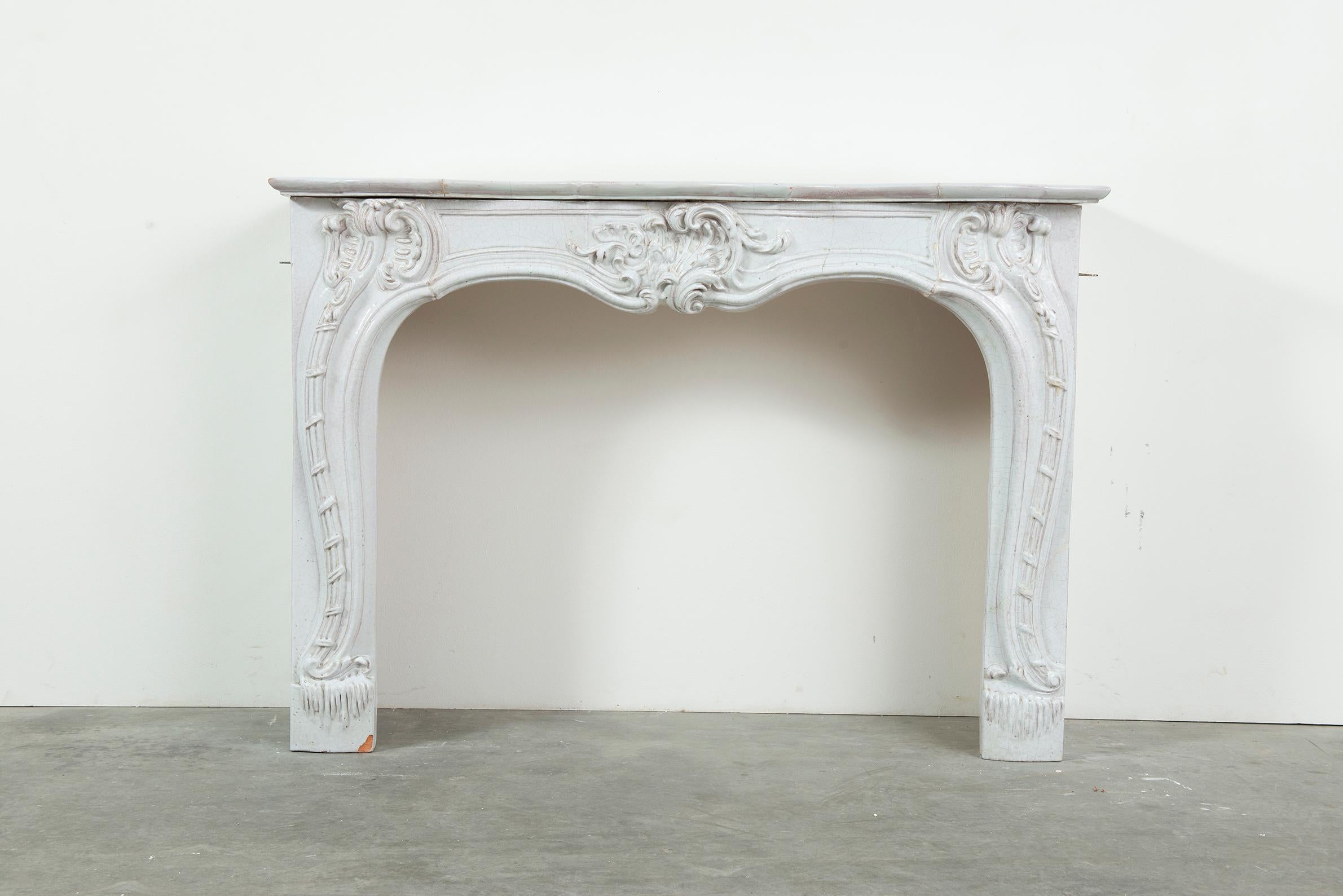 Southern France 19th century porcelain Neo Rococo fireplace, very decorative.

Opening measurements : 32.2 x 40.5 inch (height x width).