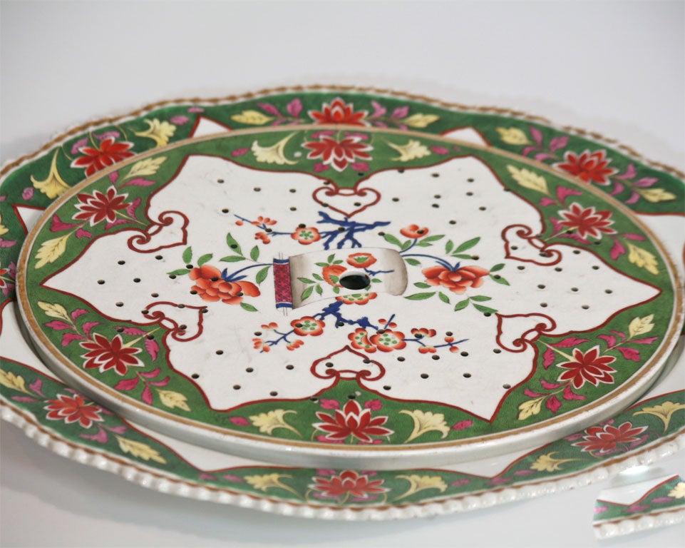 Grand plat à viande en porcelaine avec égouttoir assorti:: motif 