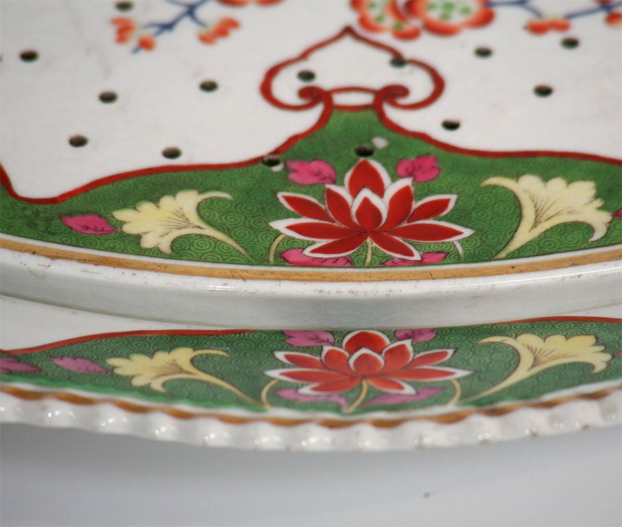 XIXe siècle Grand plat à viande en porcelaine avec égouttoir assorti:: motif 