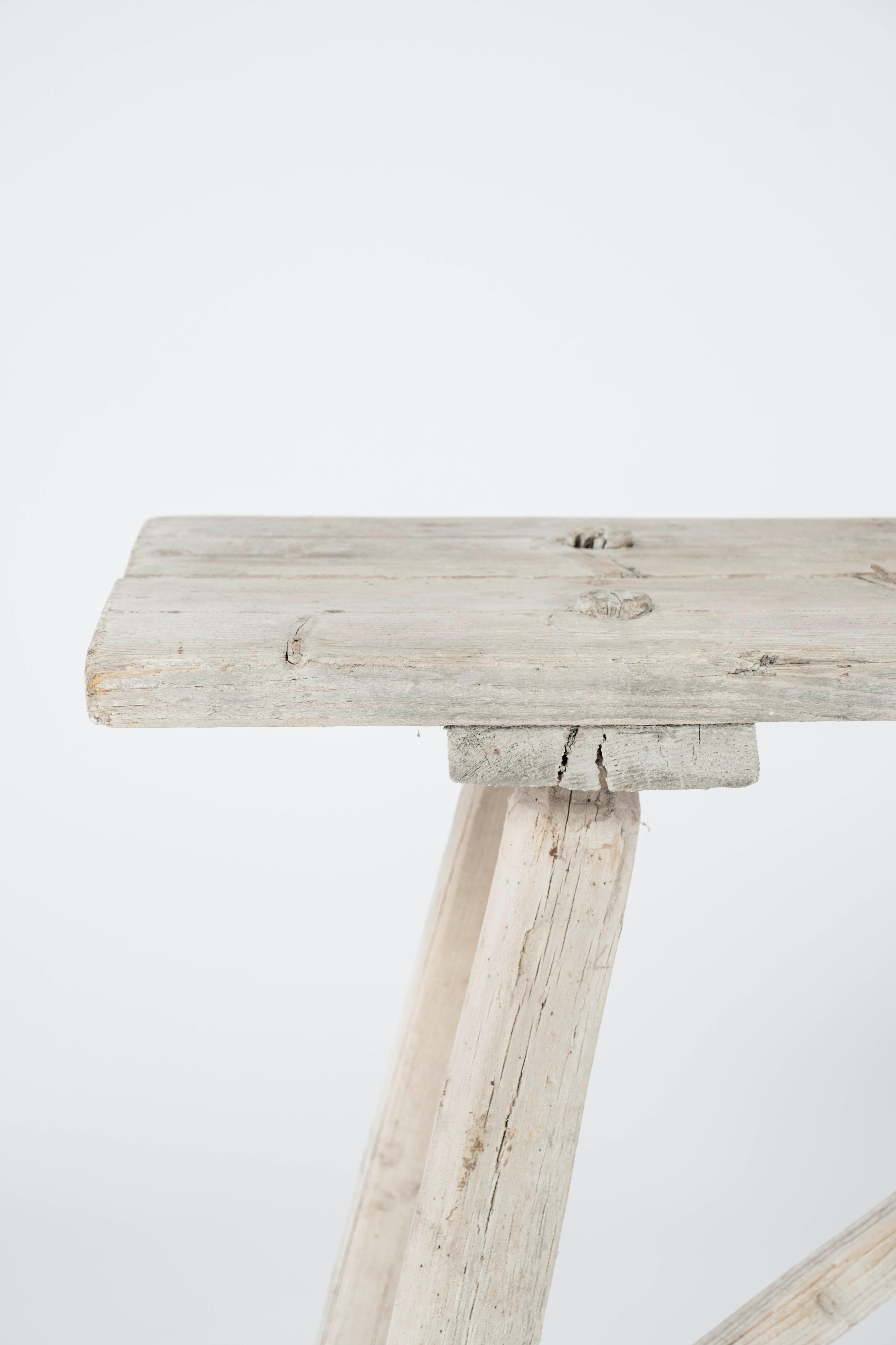Bois 19e s. Table console primitive en bois blanchi en vente