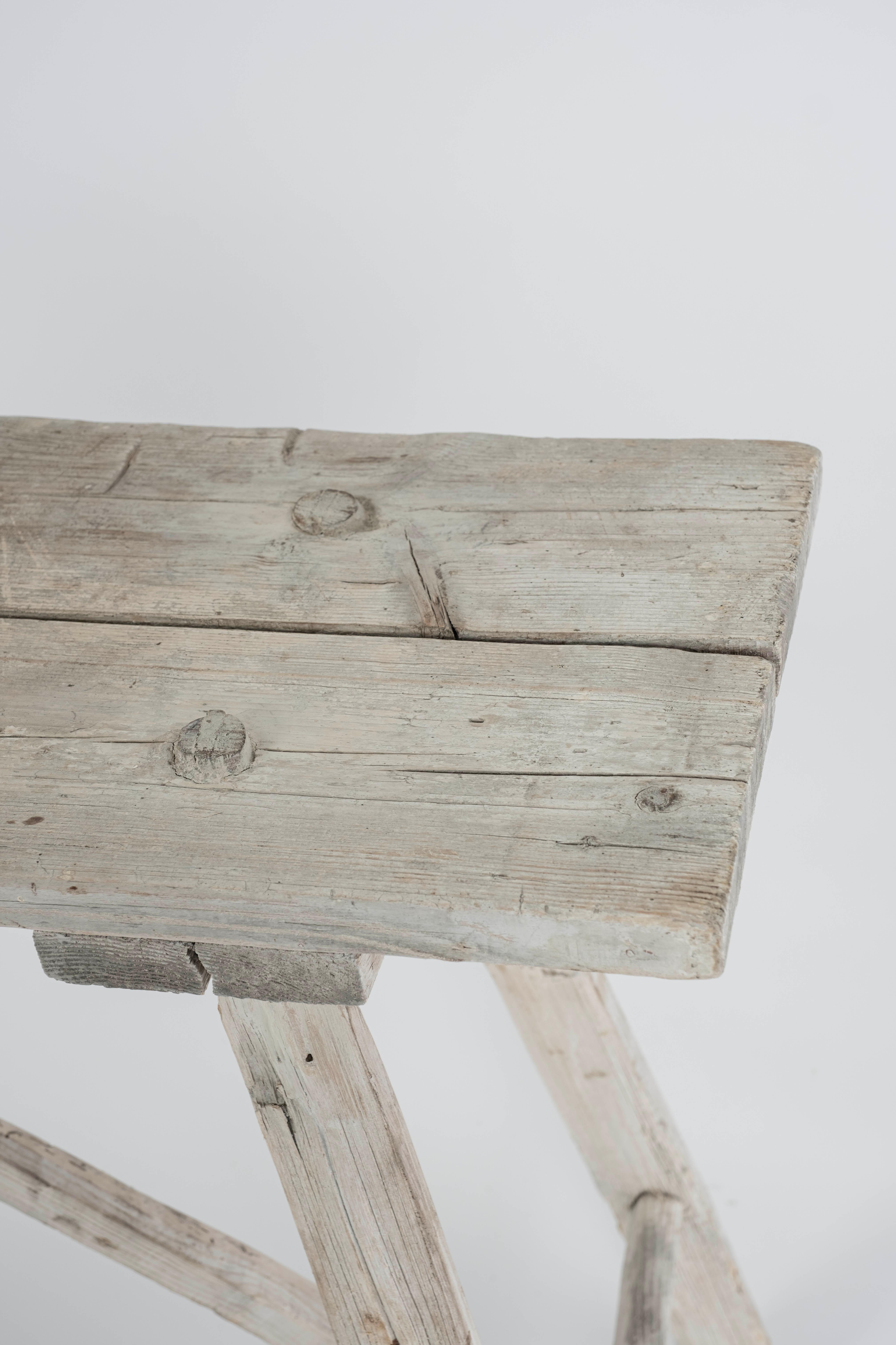 19e s. Table console primitive en bois blanchi en vente 4