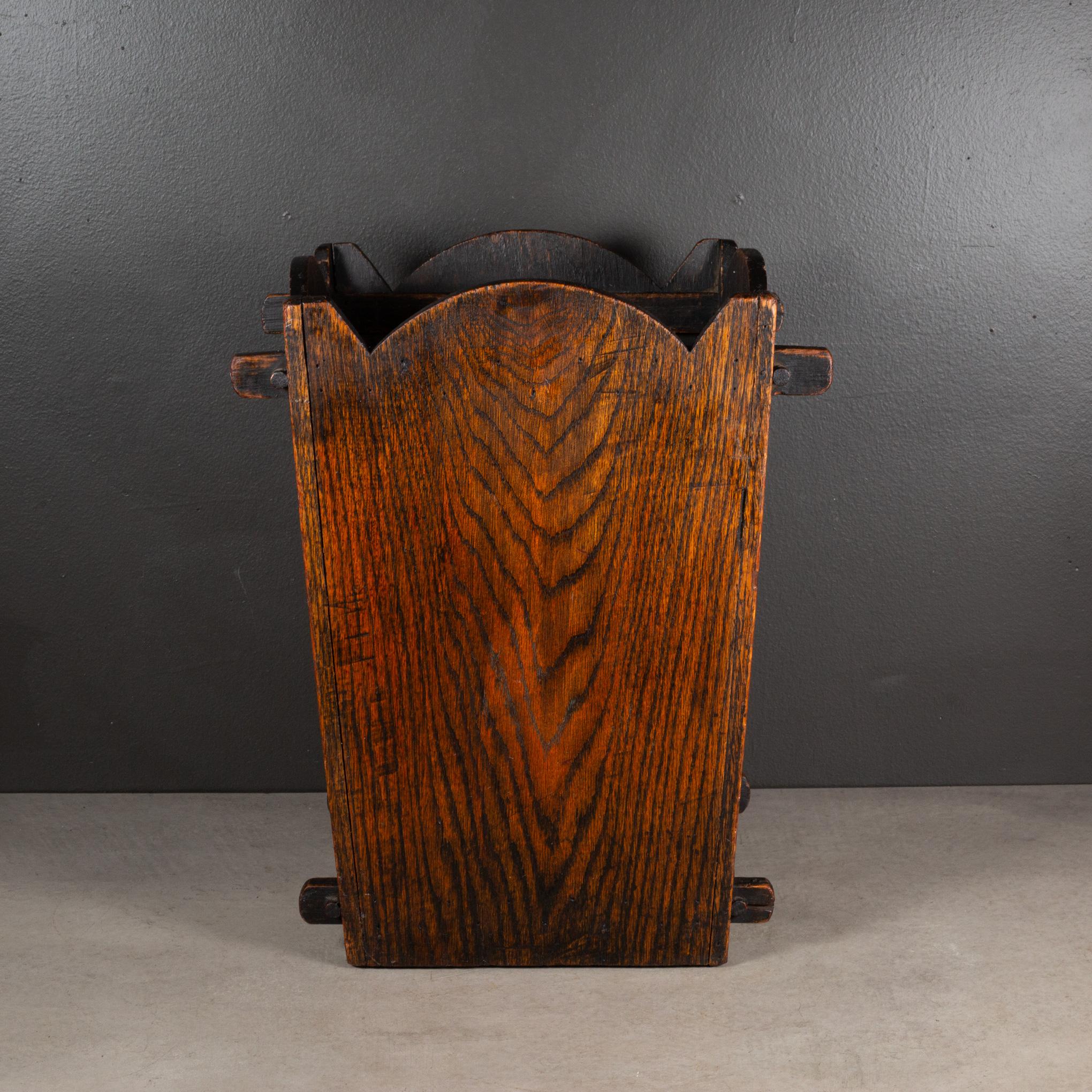 À PROPOS DE

Porte-parapluie ou corbeille à papier en chêne primitif avec construction à tenons et mortaises. 

    CREATEUR Inconnu. 
    A.I.C. c.1800s. 
    MATERIALES ET TECHNIQUES Chêne.
    CONDITION Bon. Usure conforme à l'âge et à