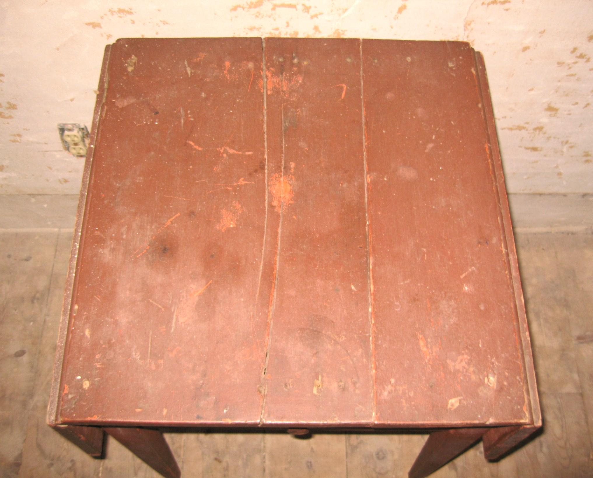 Primitif Ancienne peinture rouge primitive du 19ème siècle, pieds fuselés et support à 1 tiroir en vente