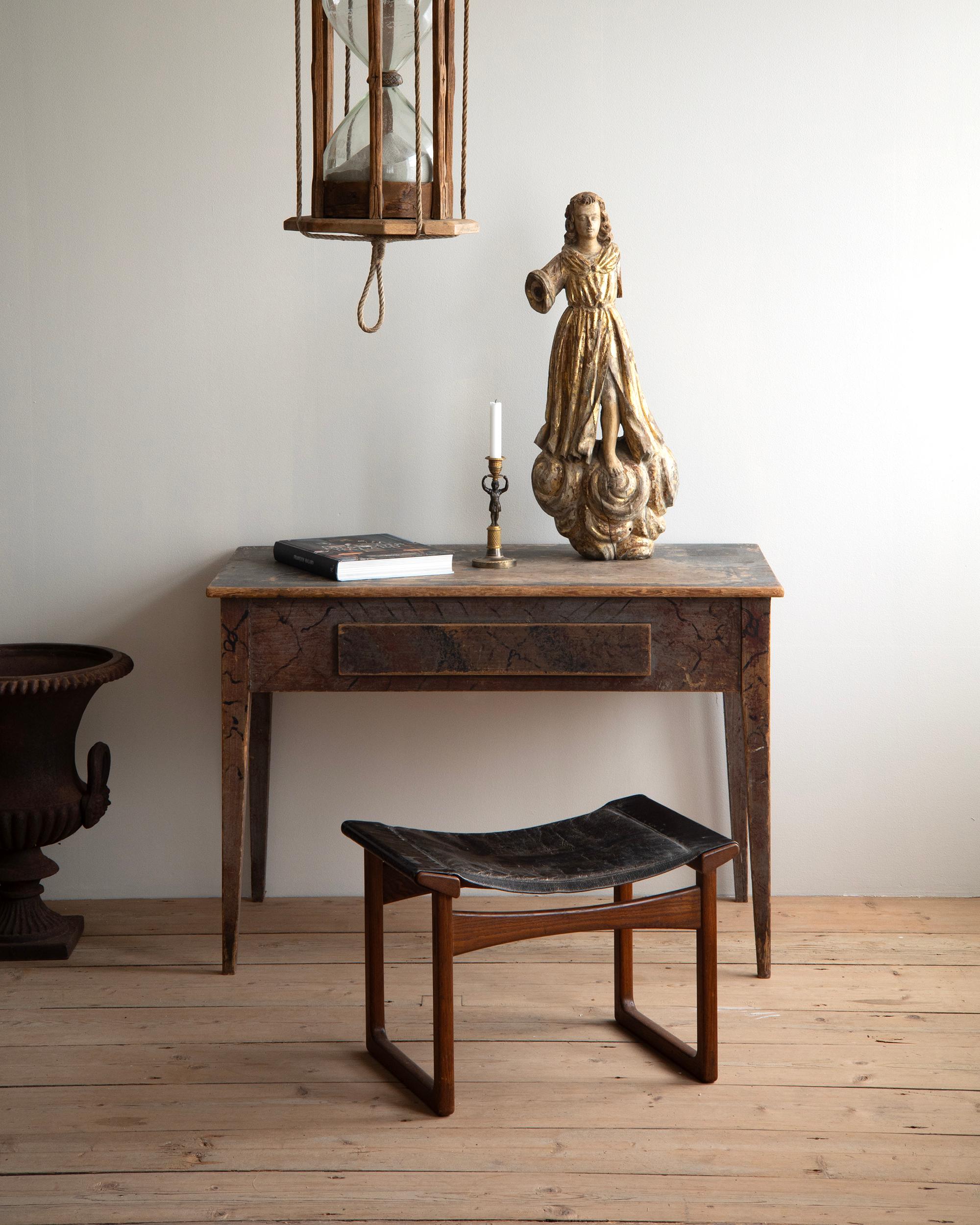 Early 19th century provincial Gustavian desk with one drawer and in its original faux painted finish. Ca 1810 Sweden. 

