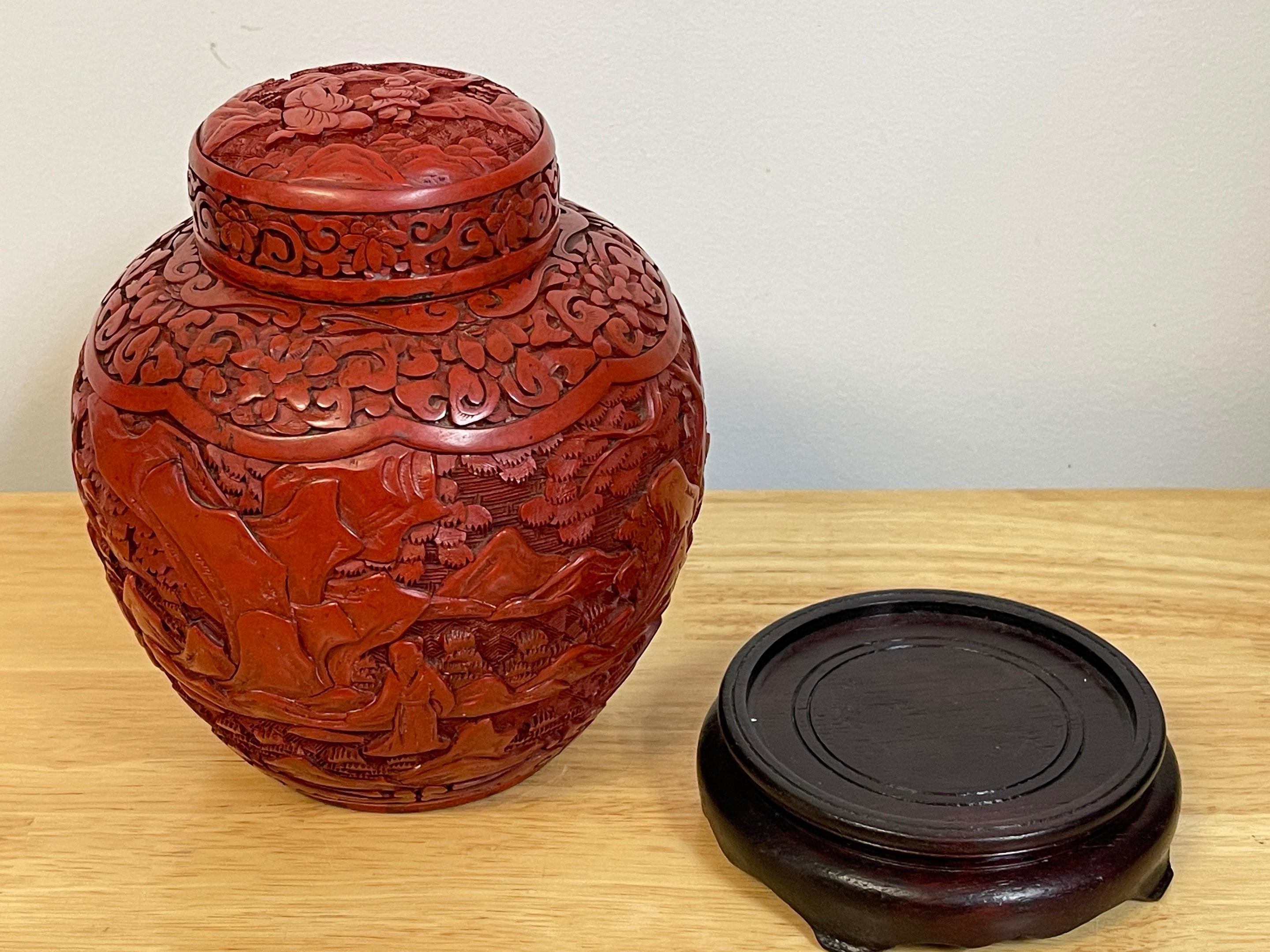 Post Qing Dynasty Cinnabar Ingwer Jar & Stand (Chinesischer Export) im Angebot