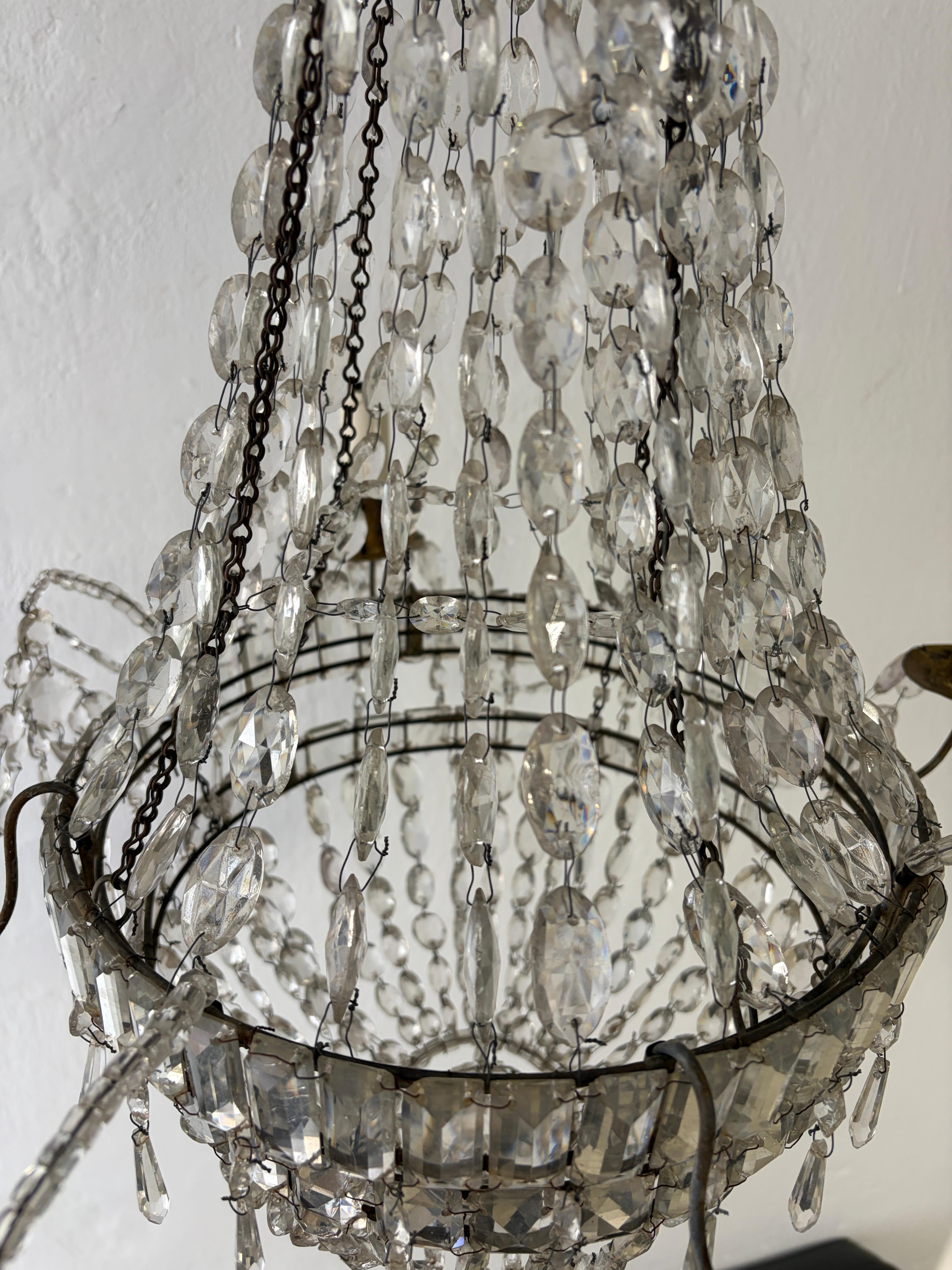 Raro lampadario impero in cristallo del XIX secolo con perline, prismi ovali legati a mano, c.C. in vendita 2