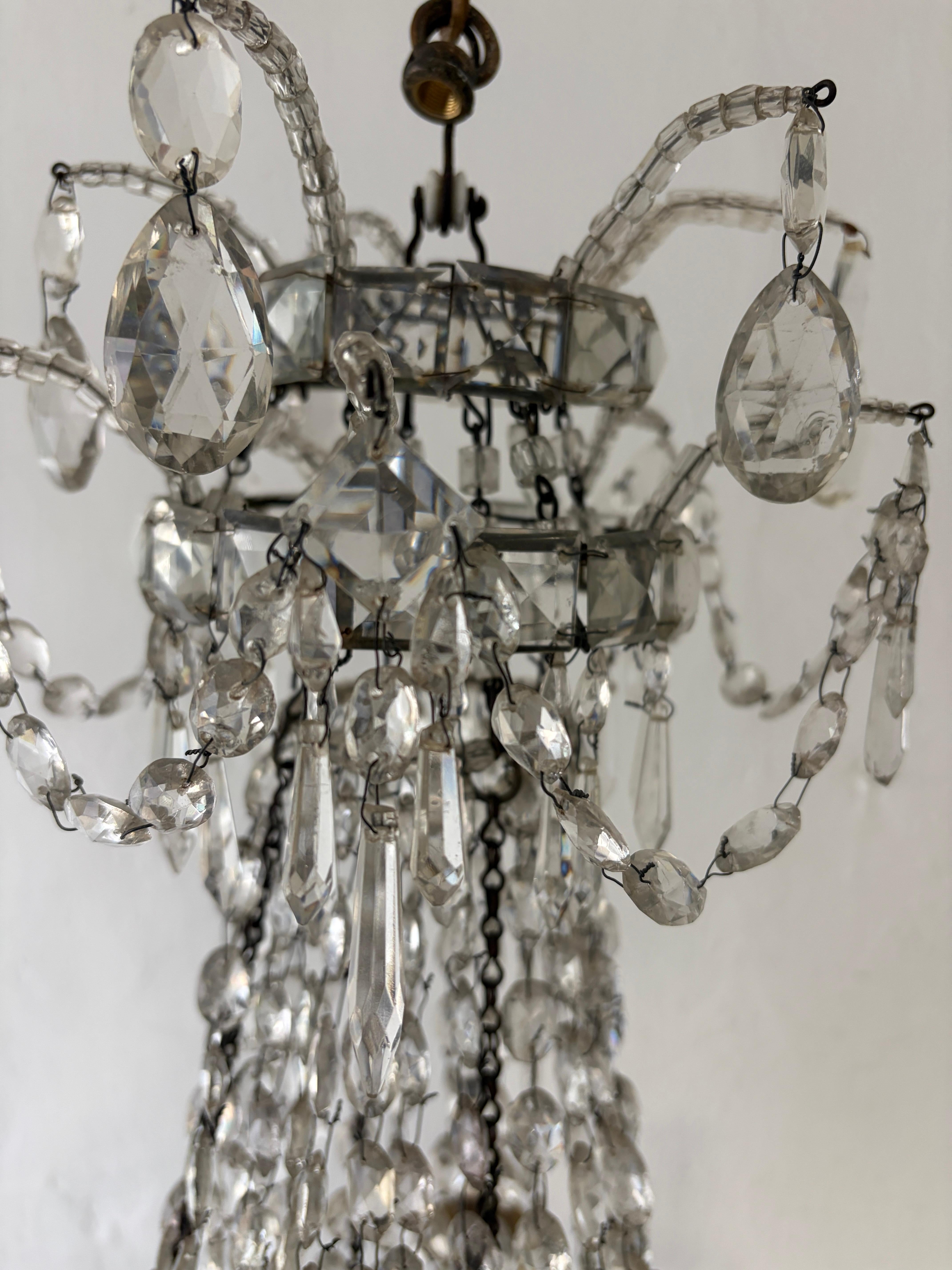 Raro lampadario impero in cristallo del XIX secolo con perline, prismi ovali legati a mano, c.C. in vendita 3