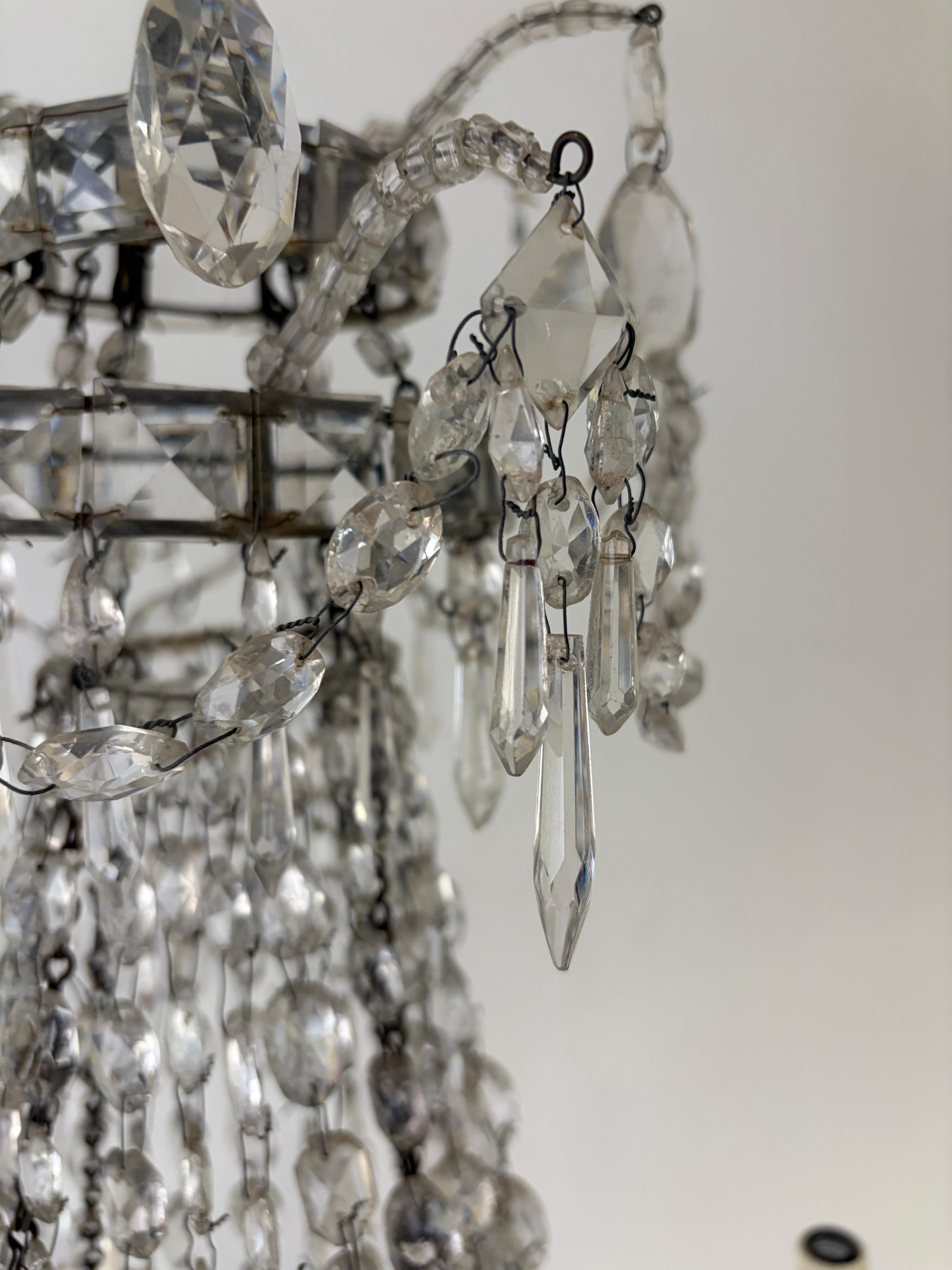 Raro lampadario impero in cristallo del XIX secolo con perline, prismi ovali legati a mano, c.C. in vendita 4