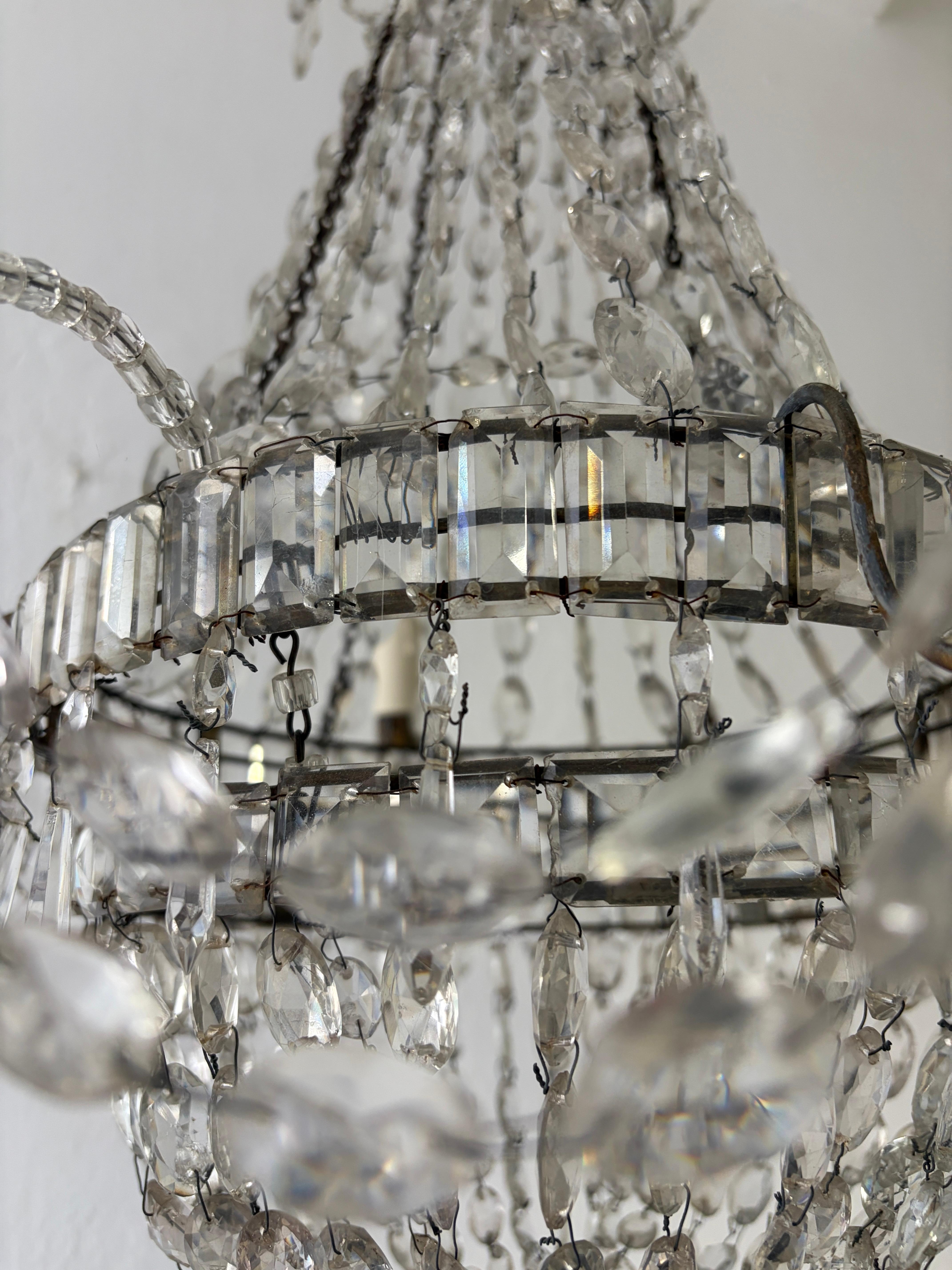 Raro lampadario impero in cristallo del XIX secolo con perline, prismi ovali legati a mano, c.C. in vendita 6