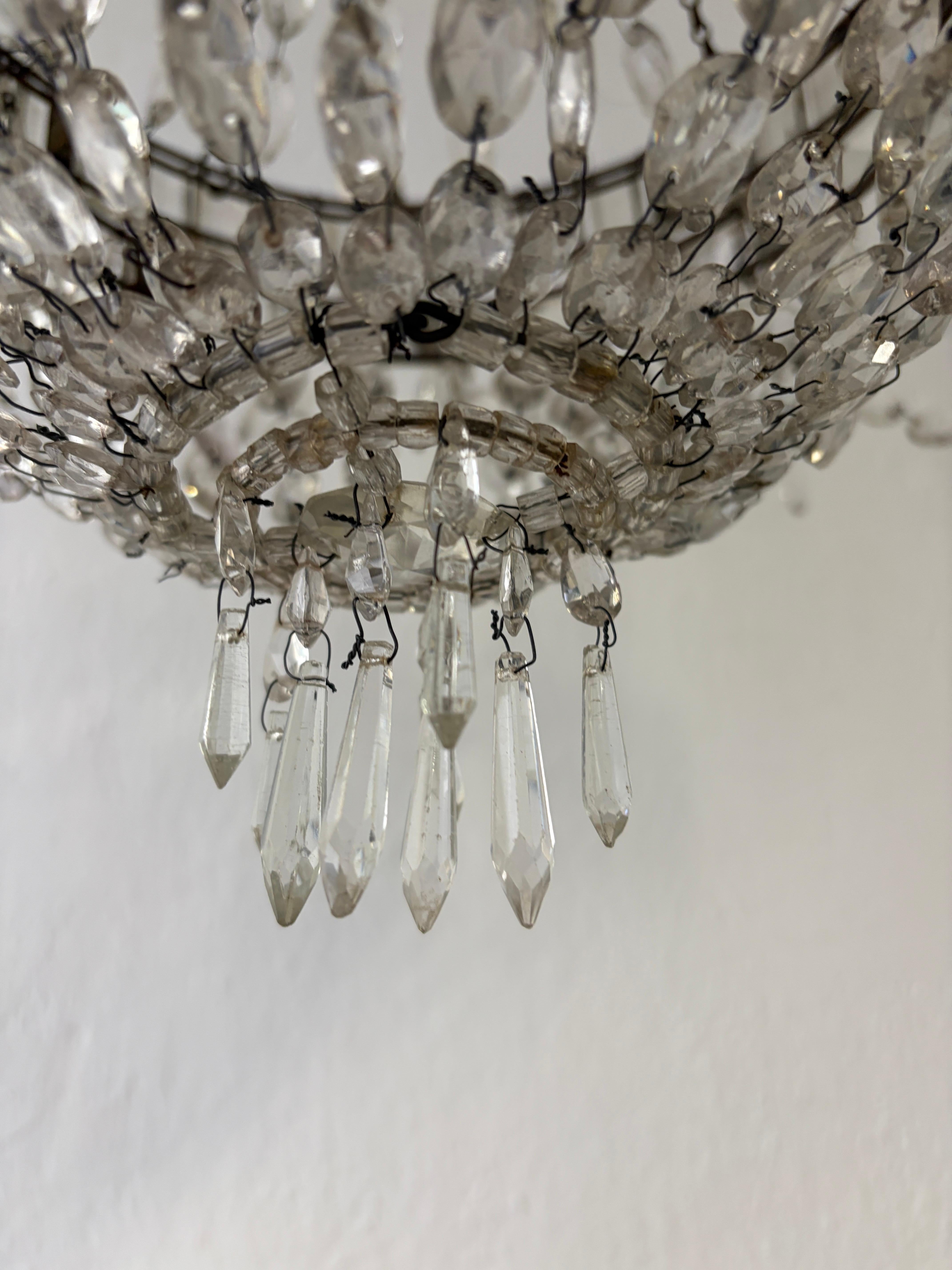 Raro lampadario impero in cristallo del XIX secolo con perline, prismi ovali legati a mano, c.C. in vendita 7