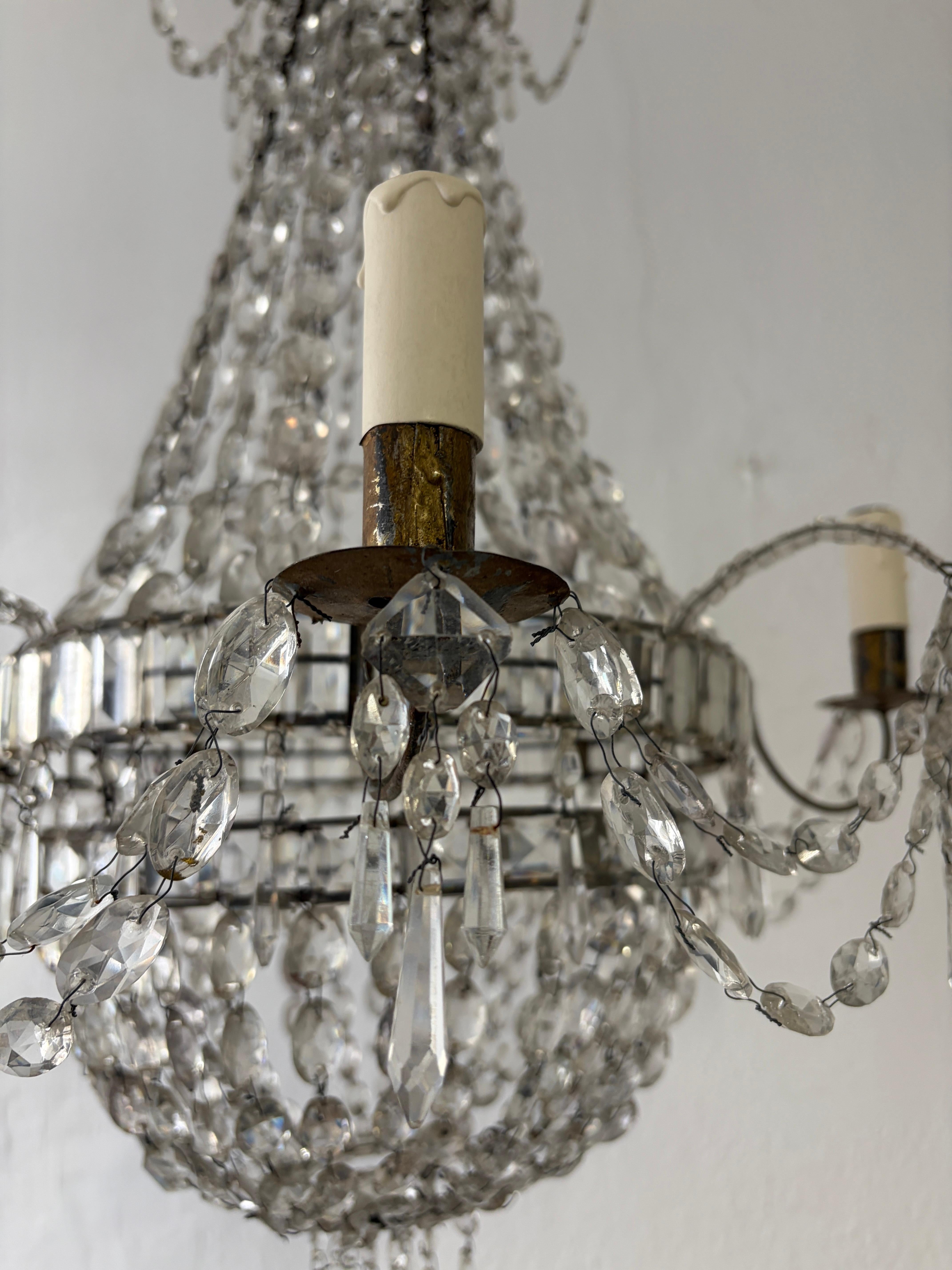 Raro lampadario impero in cristallo del XIX secolo con perline, prismi ovali legati a mano, c.C. in vendita 8