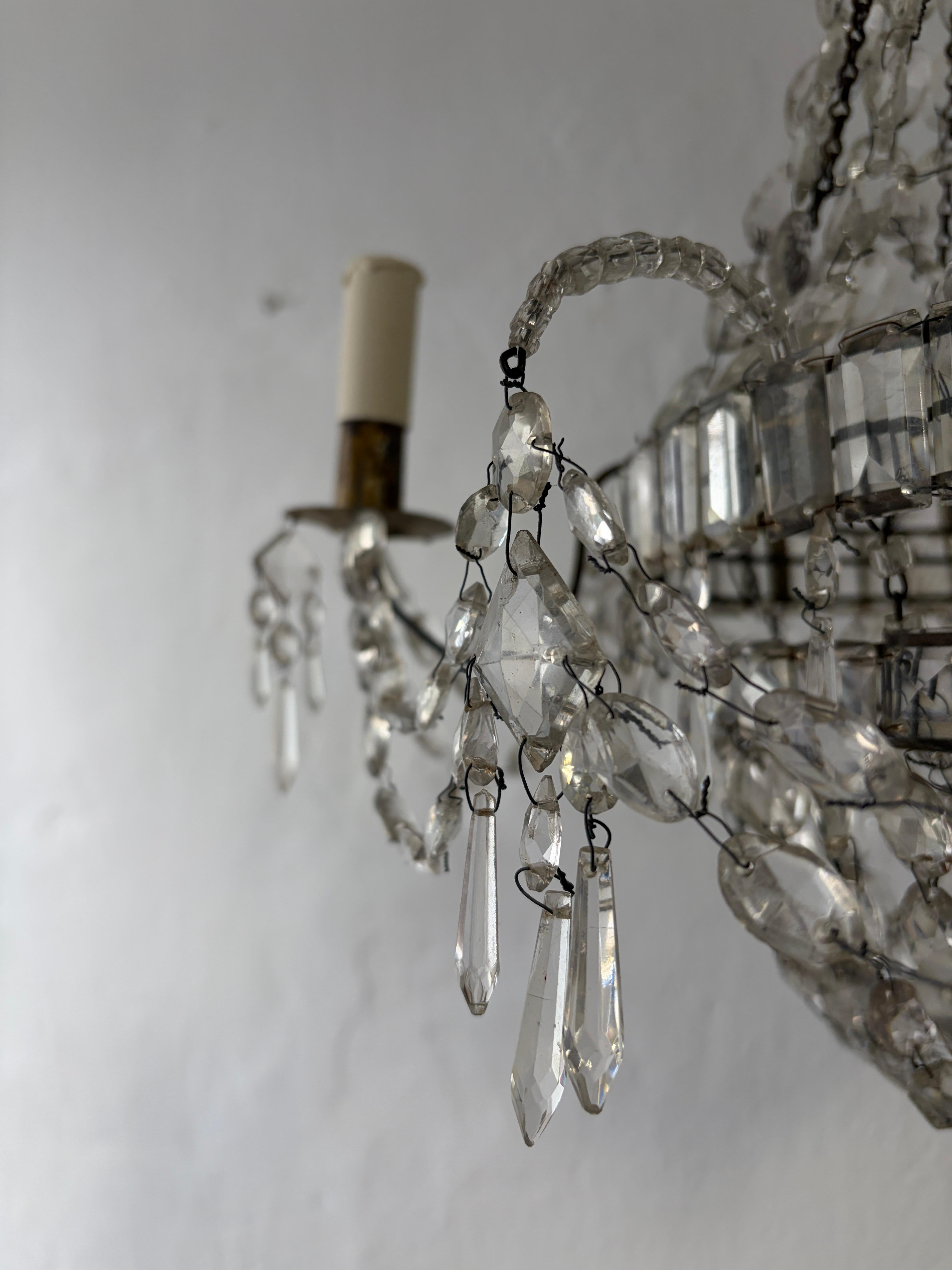 Raro lampadario impero in cristallo del XIX secolo con perline, prismi ovali legati a mano, c.C. in vendita 10