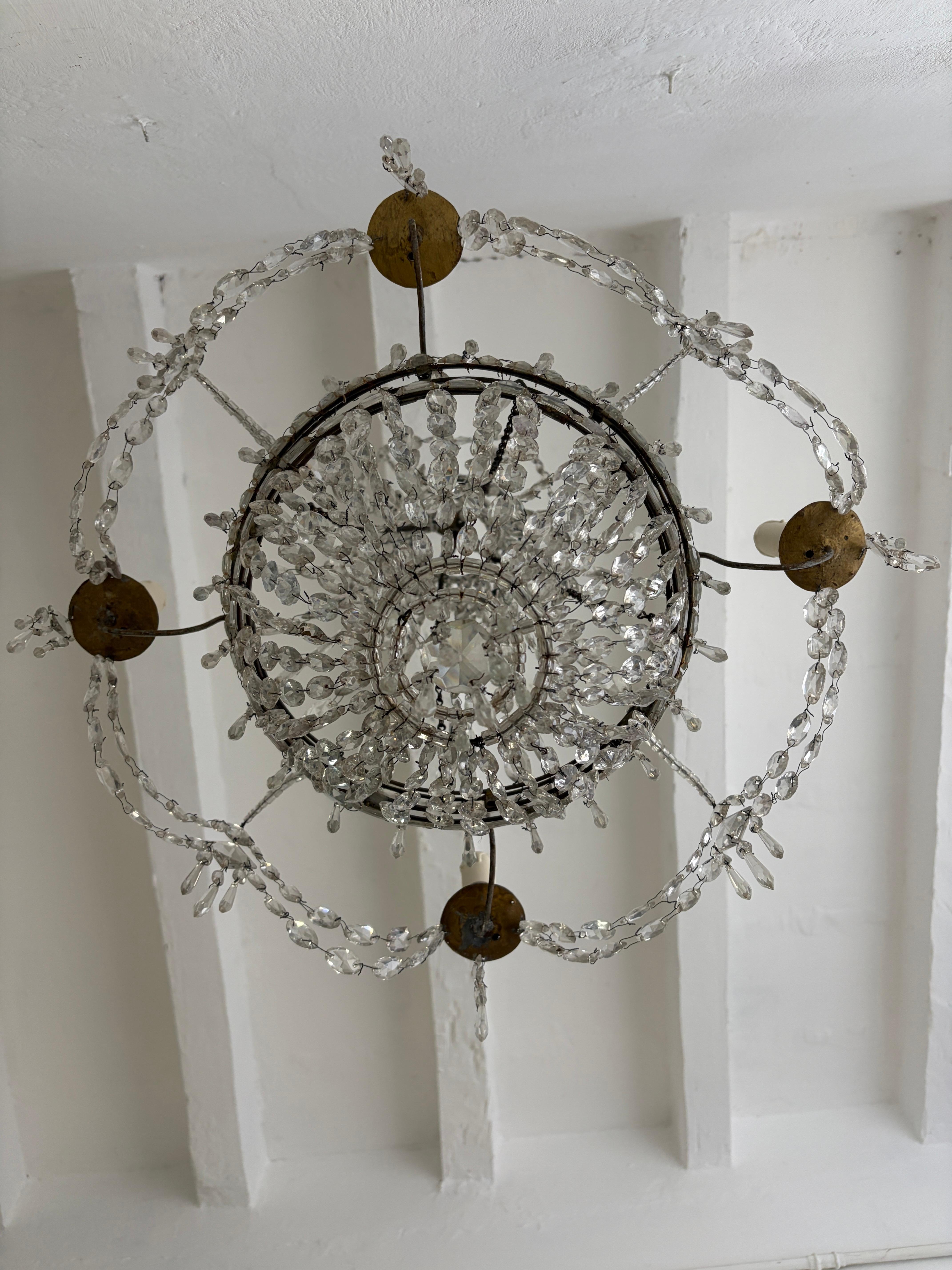 Stile impero Raro lampadario impero in cristallo del XIX secolo con perline, prismi ovali legati a mano, c.C. in vendita