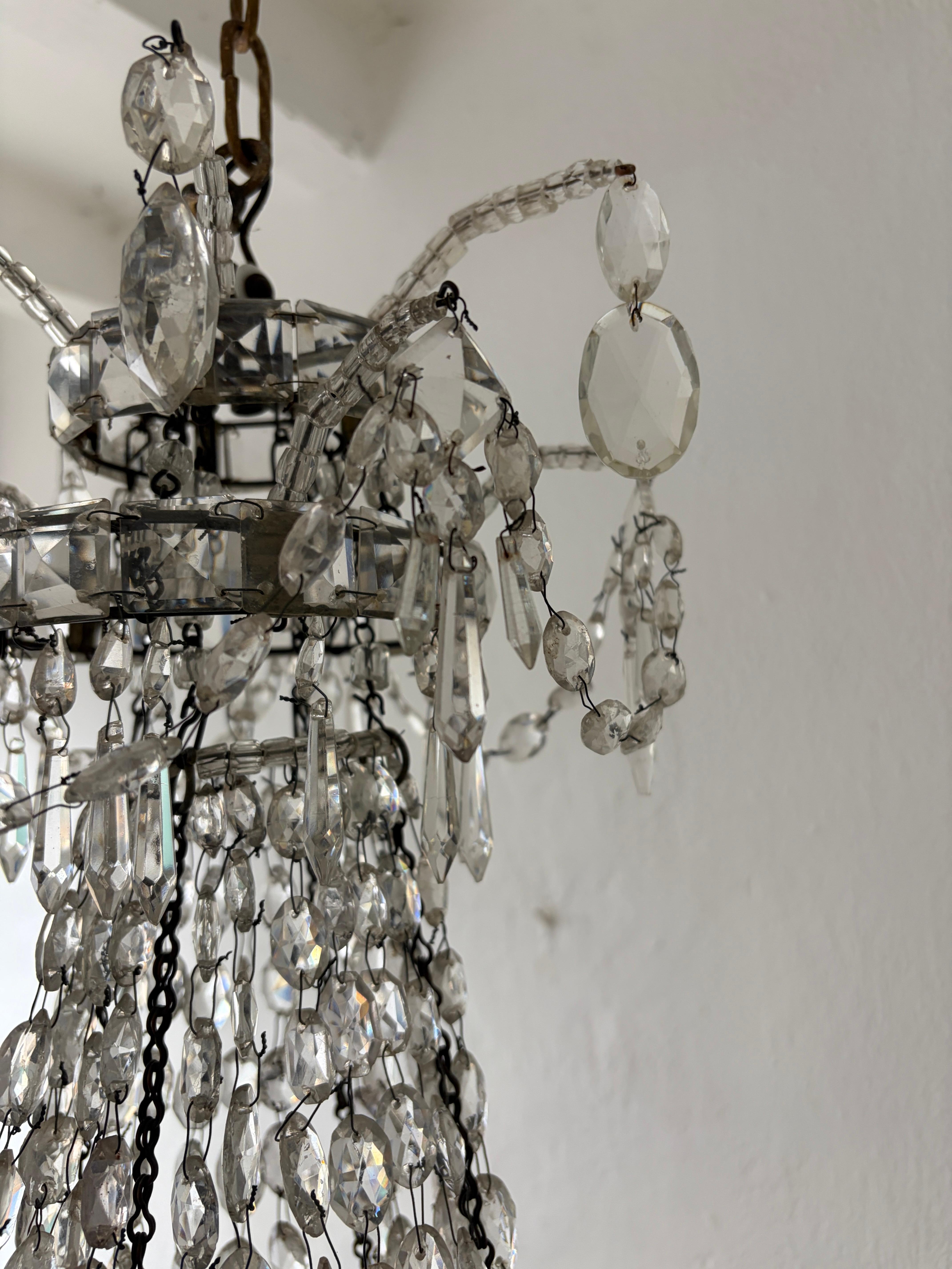 Francese Raro lampadario impero in cristallo del XIX secolo con perline, prismi ovali legati a mano, c.C. in vendita