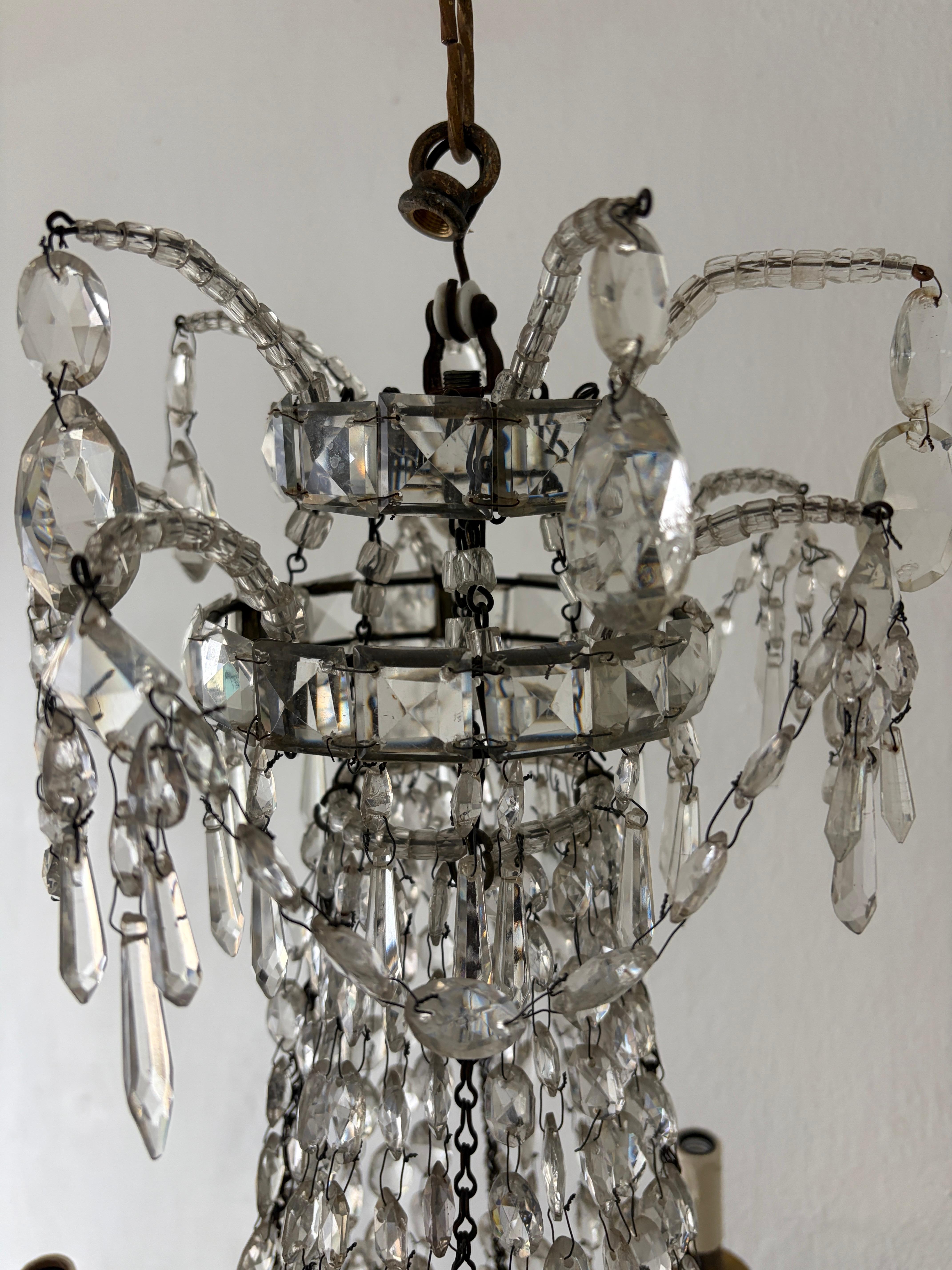 Annodato a mano Raro lampadario impero in cristallo del XIX secolo con perline, prismi ovali legati a mano, c.C. in vendita