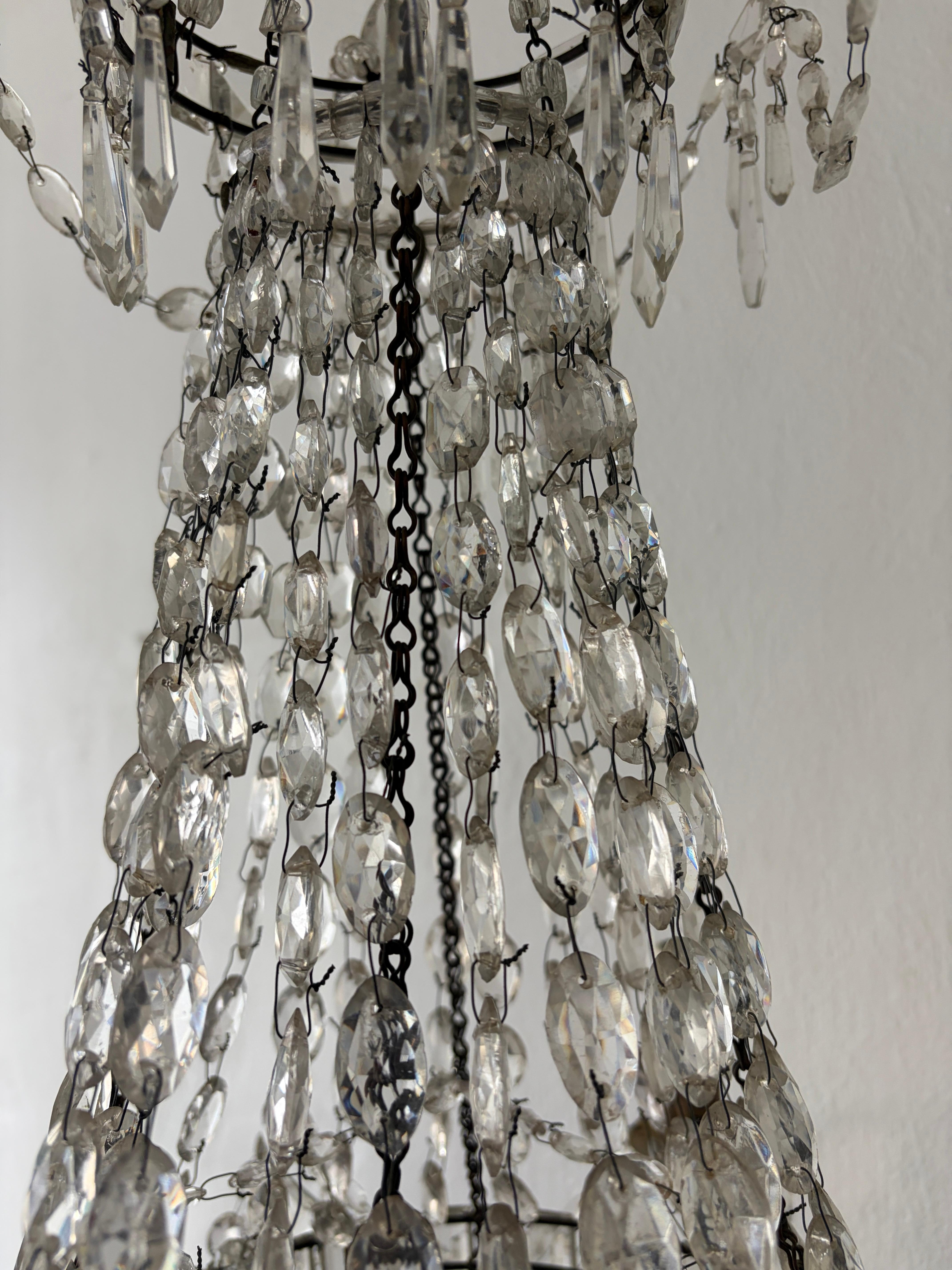 Raro lampadario impero in cristallo del XIX secolo con perline, prismi ovali legati a mano, c.C. In condizioni buone in vendita a Firenze, Toscana