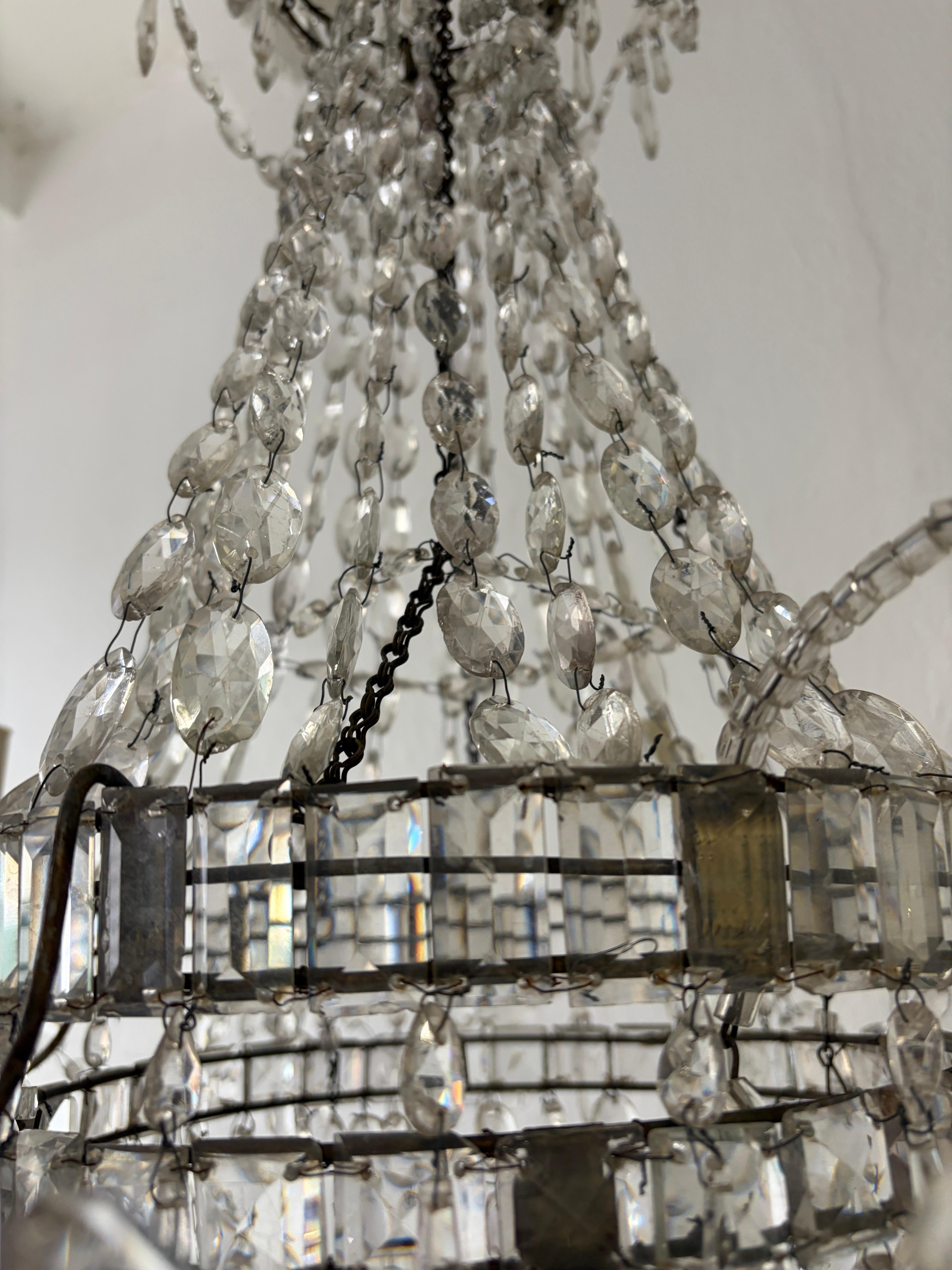 Metà XIX secolo Raro lampadario impero in cristallo del XIX secolo con perline, prismi ovali legati a mano, c.C. in vendita