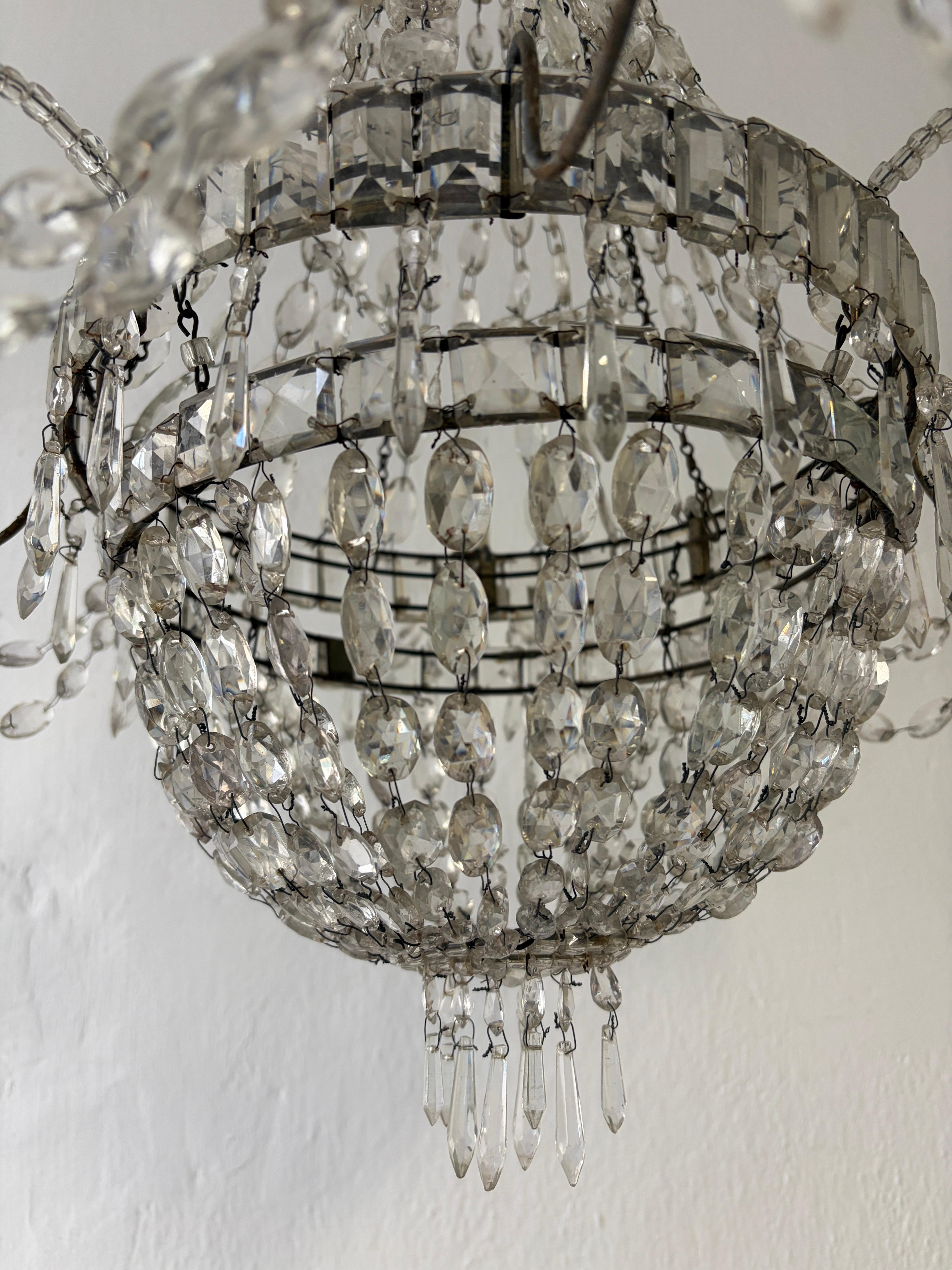 Cristallo Raro lampadario impero in cristallo del XIX secolo con perline, prismi ovali legati a mano, c.C. in vendita