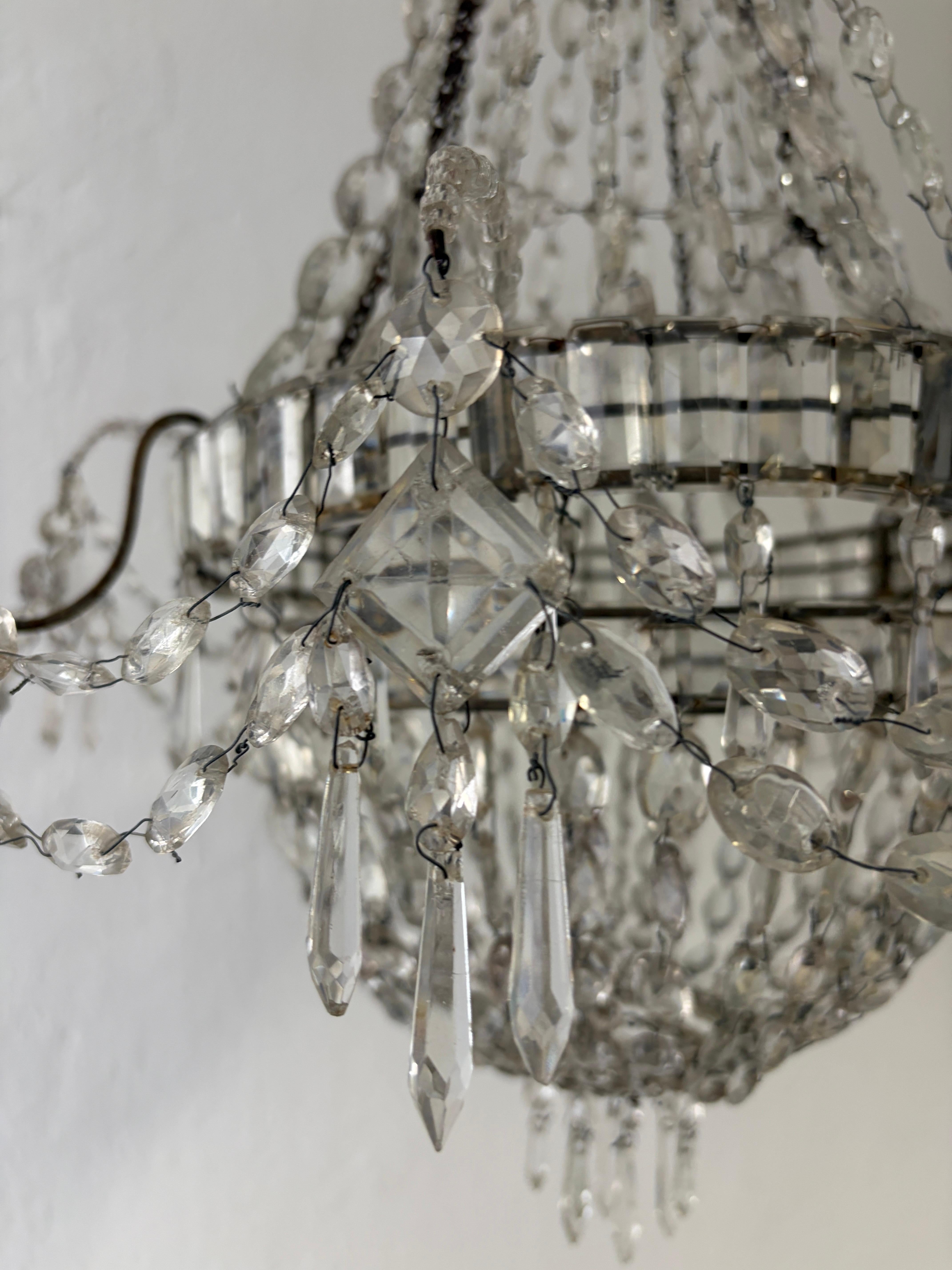 Raro lampadario impero in cristallo del XIX secolo con perline, prismi ovali legati a mano, c.C. in vendita 1