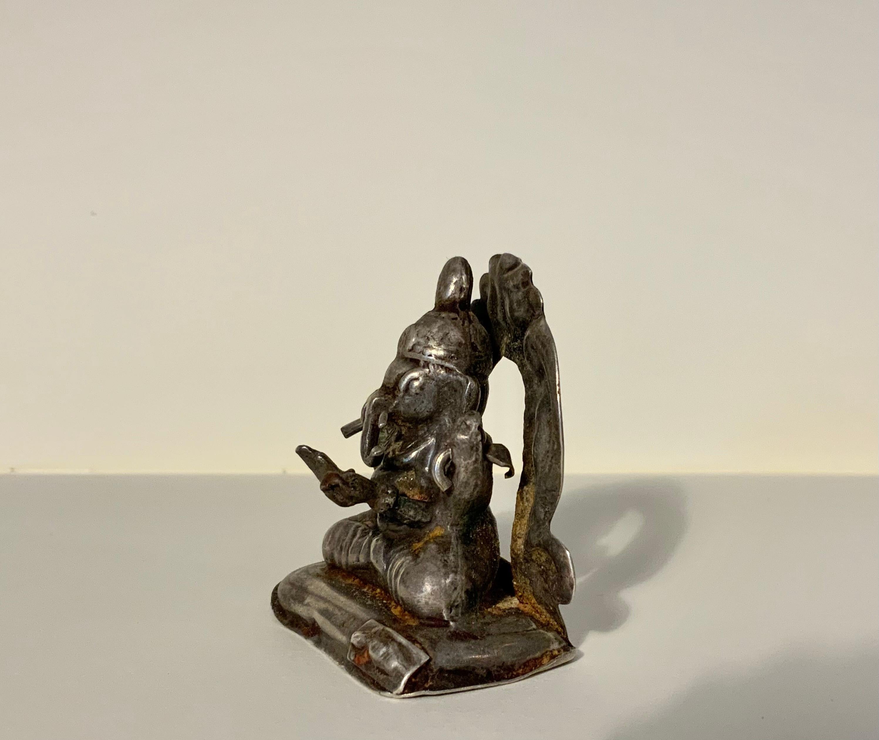 Rare miniature votive en argent représentant Ganesha
Rajasthan, Inde - 19e siècle
Dimensions : 3,8 × 3,2 × 2,2 cm : 3,8 × 3,2 × 2,2 cm
Poids : 15.5 grammes
Matière : Argent massif
Provenance : Rajasthan, 19e siècle

Cette rare figurine votive de