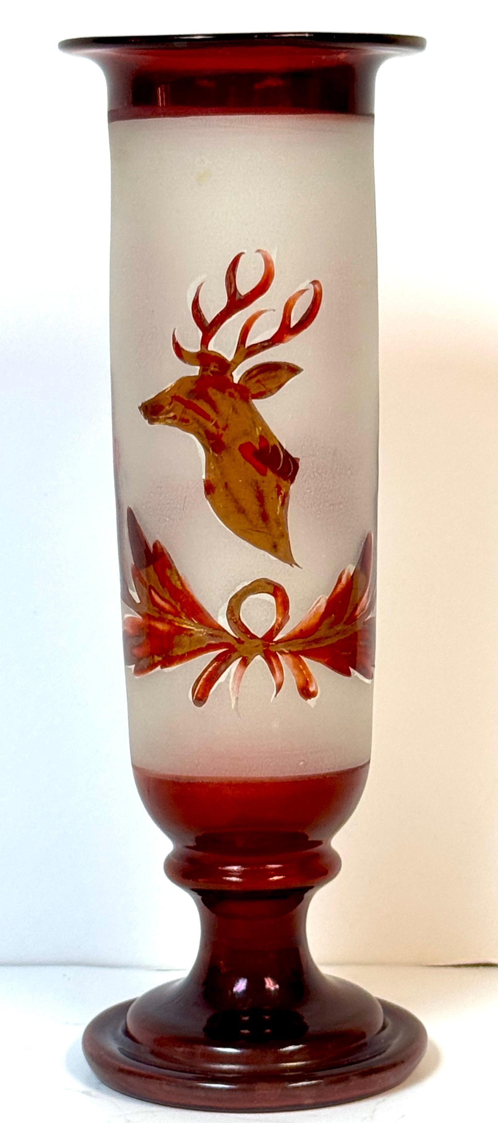 Apogée victorien A.I.C. Vase à trompette à motif de chasse au cerf à 8 points de Bohème rouge en vente