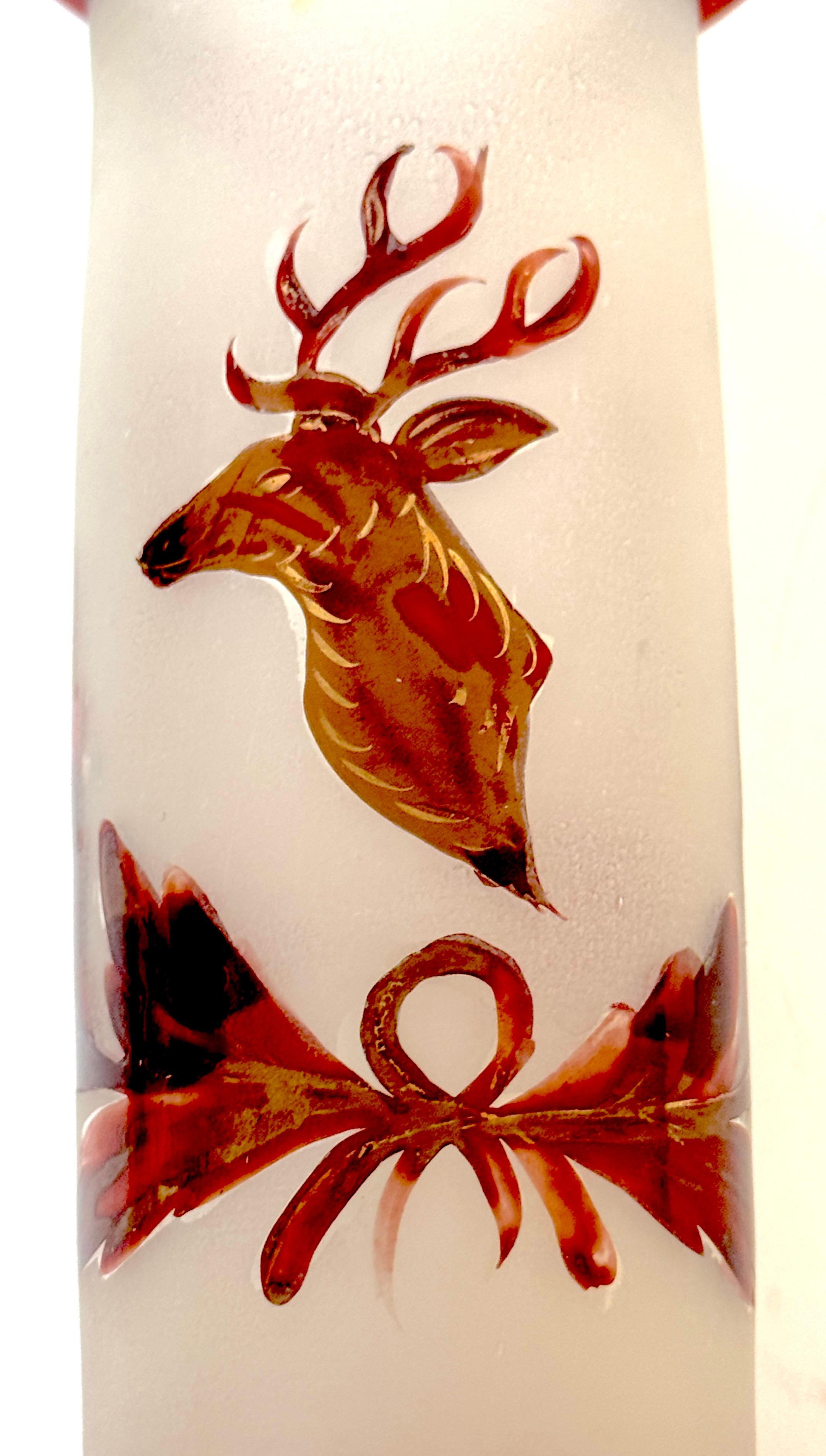 Autrichien A.I.C. Vase à trompette à motif de chasse au cerf à 8 points de Bohème rouge en vente