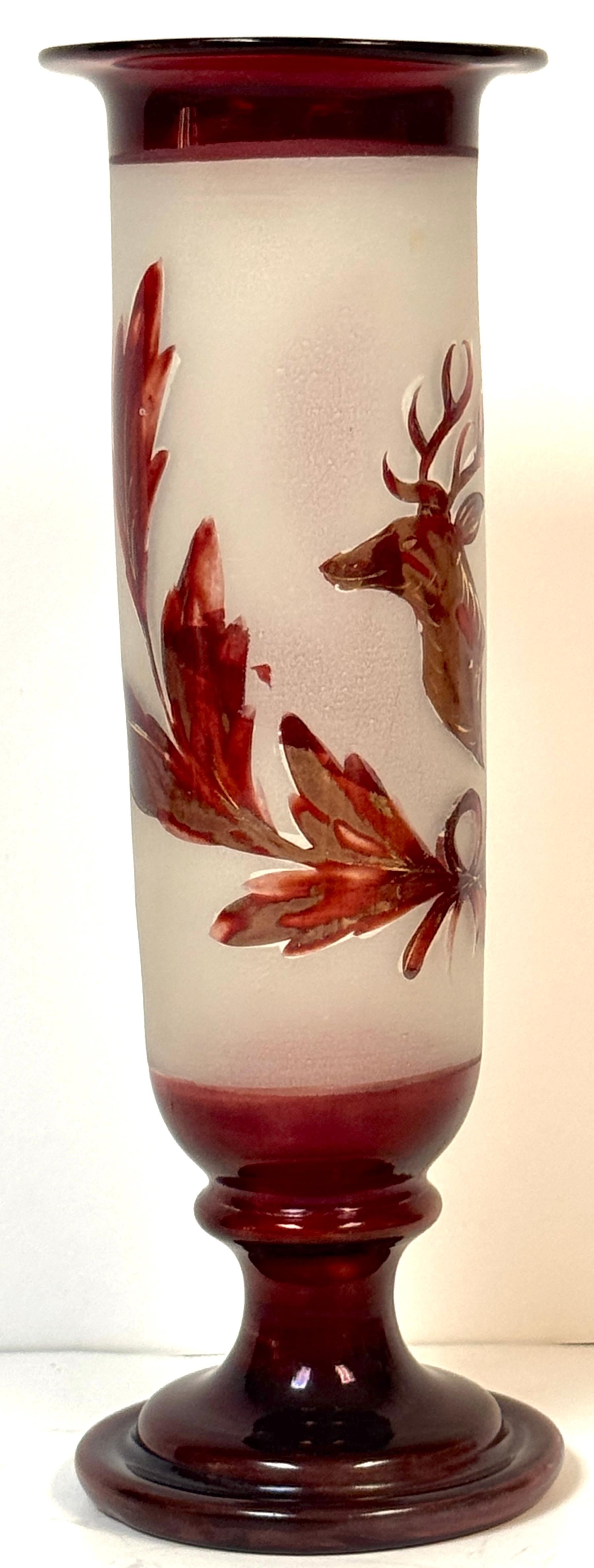 Dépoli A.I.C. Vase à trompette à motif de chasse au cerf à 8 points de Bohème rouge en vente