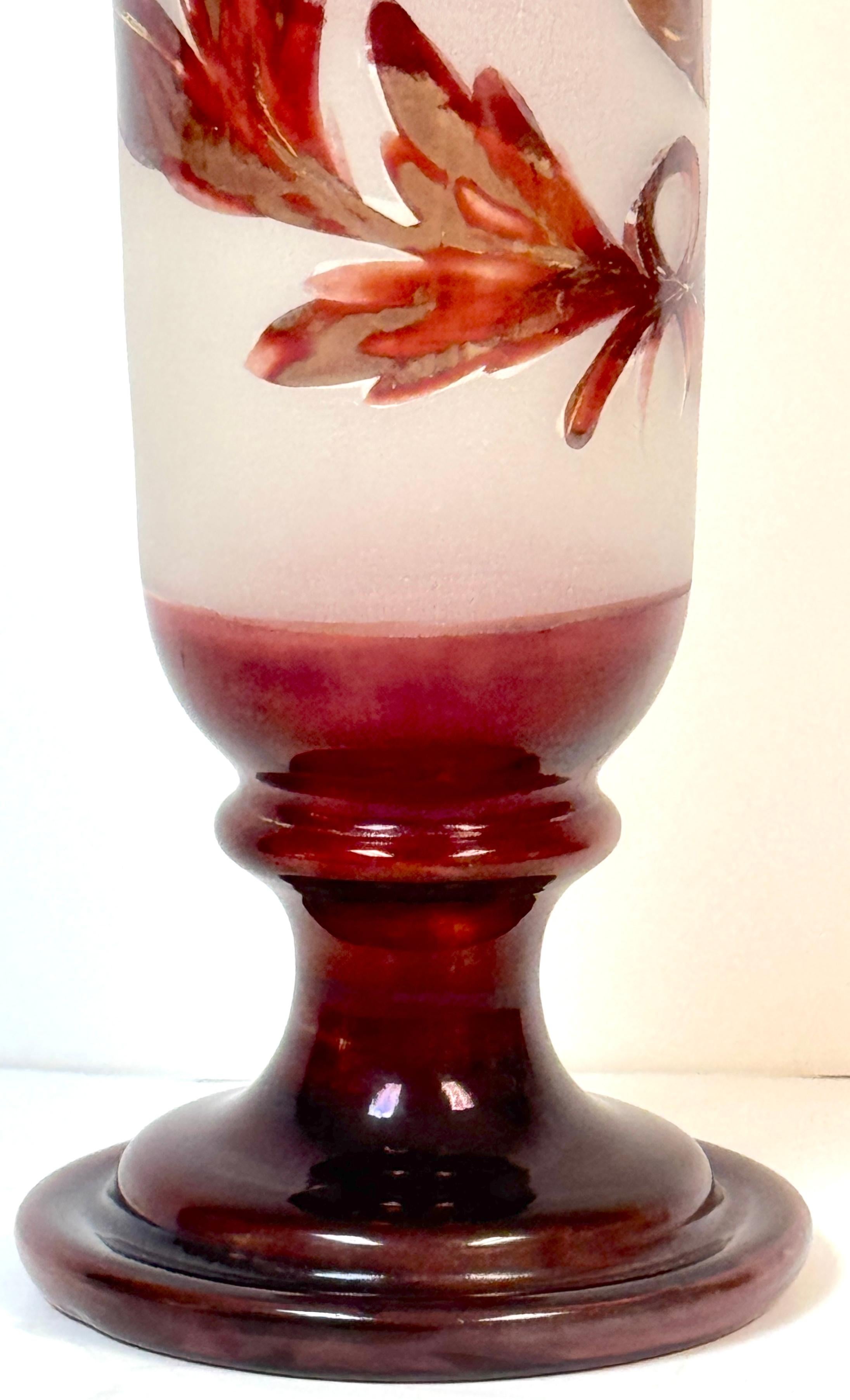 A.I.C. Vase à trompette à motif de chasse au cerf à 8 points de Bohème rouge Bon état - En vente à West Palm Beach, FL
